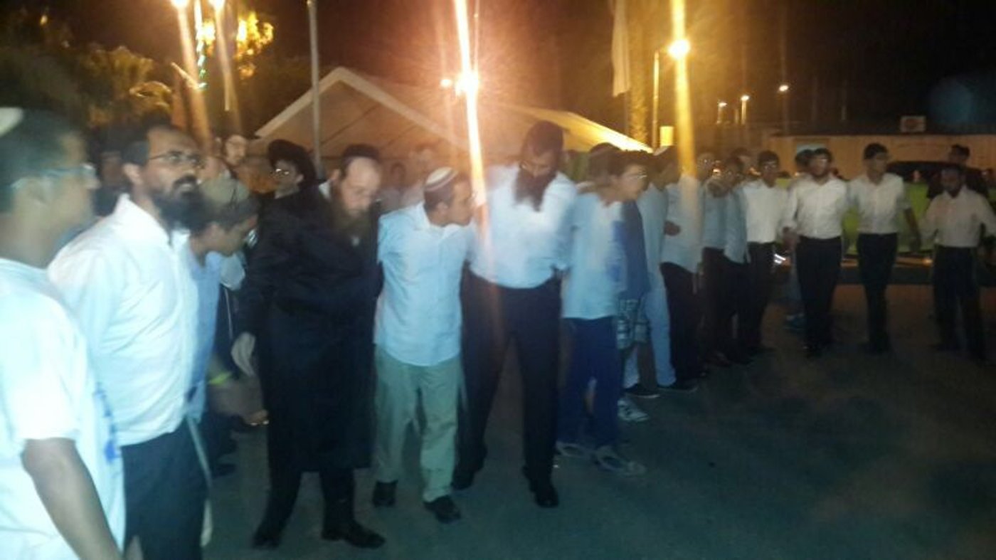 תיעוד: אלעד התאחדה בשירה וריקודים