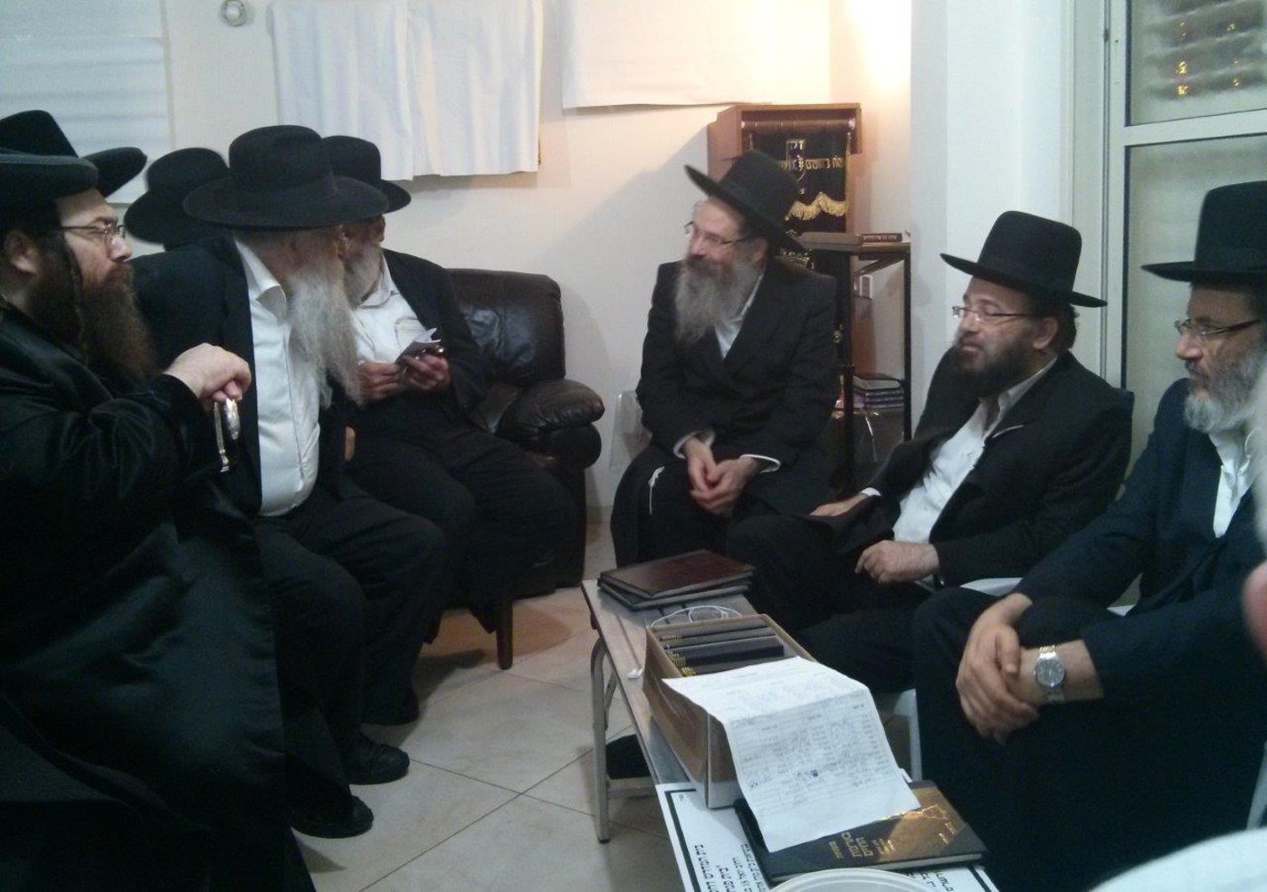 גלריה: המונים ניחמו את קרובי הרב אברהם בן ציון פרידמן זצ"ל