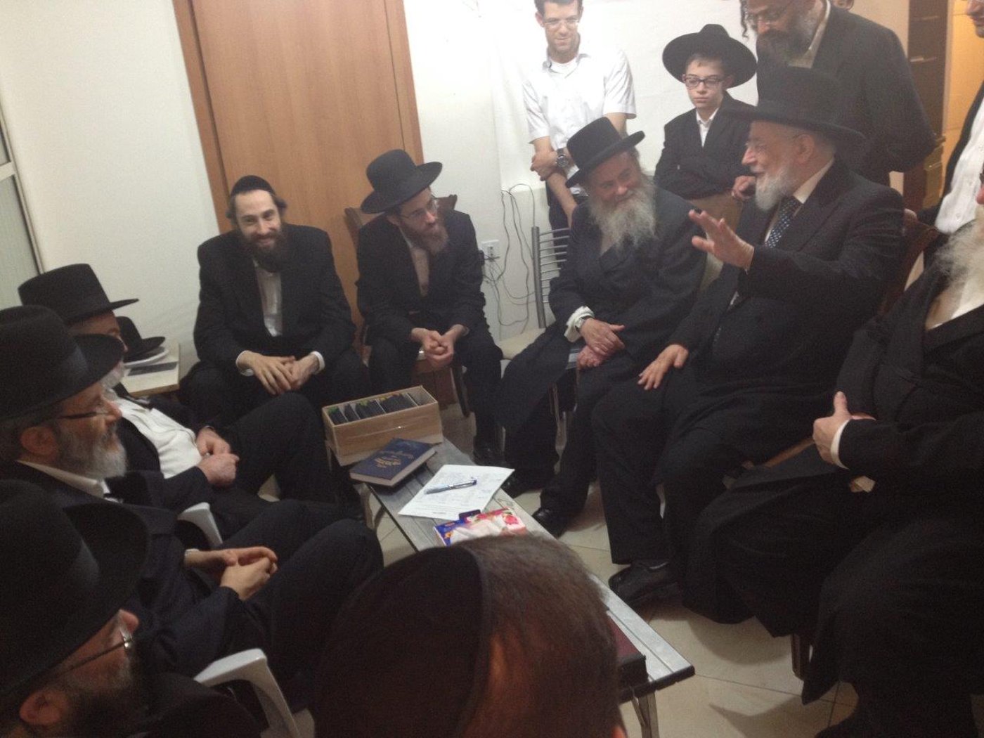 גלריה: המונים ניחמו את קרובי הרב אברהם בן ציון פרידמן זצ"ל