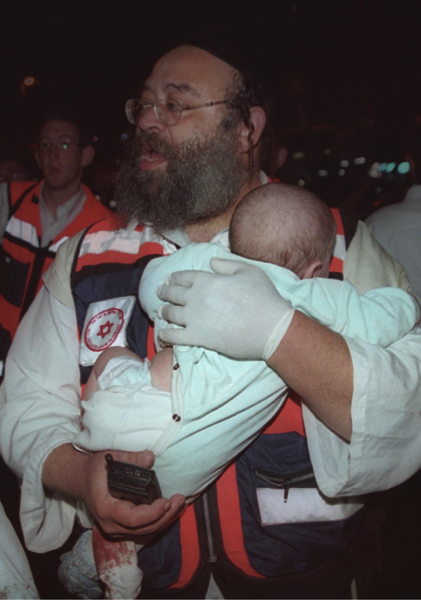 התמונה המרגשת של שנת 2002, המציל והניצול רגעים ספורים לאחר הפיגוע
