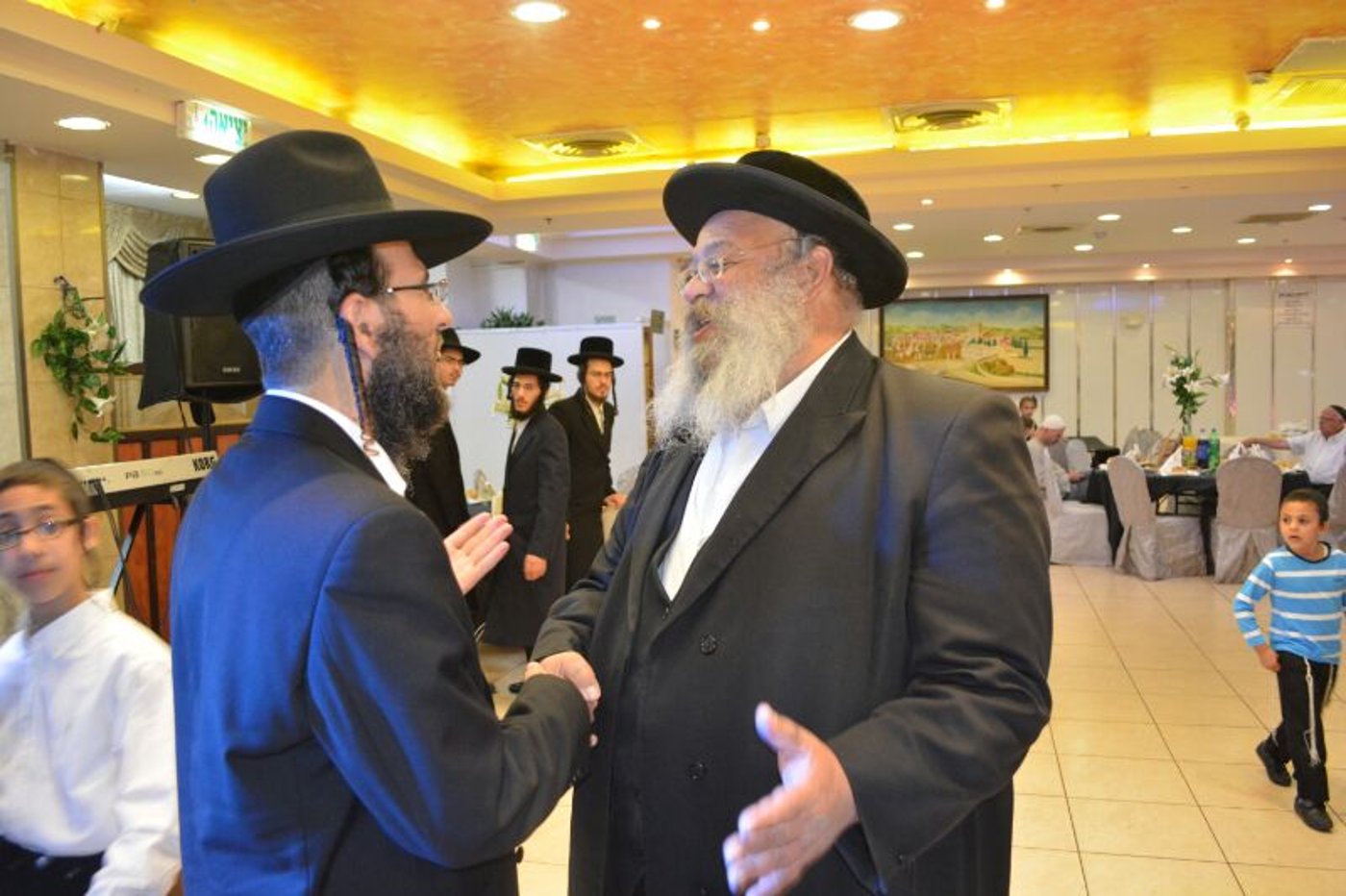 אחרי 12 שנה: ניצול הפיגוע חגג עם מצילו • תיעוד מרגש