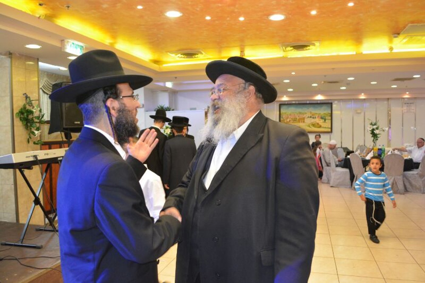 אחרי 12 שנה: ניצול הפיגוע חגג עם מצילו • תיעוד מרגש