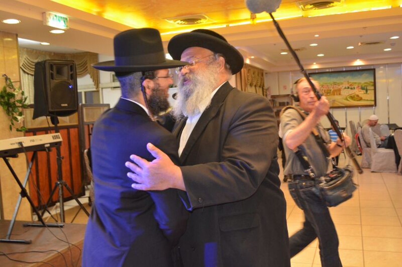 אחרי 12 שנה: ניצול הפיגוע חגג עם מצילו • תיעוד מרגש