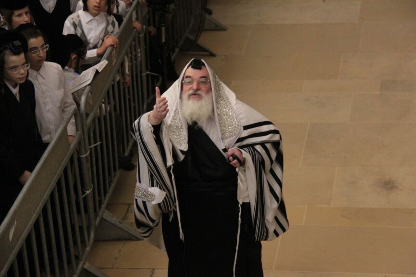 תיעוד: האדמו"ר מויז'ניץ בתפילת שחרית בצהריים בכותל המערבי