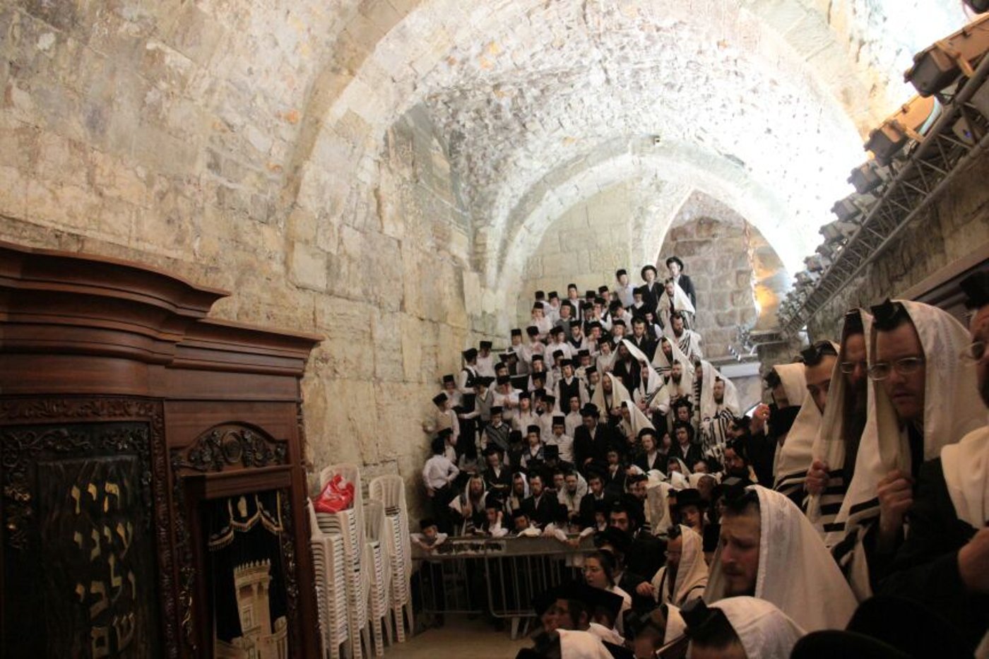 תיעוד: האדמו"ר מויז'ניץ בתפילת שחרית בצהריים בכותל המערבי