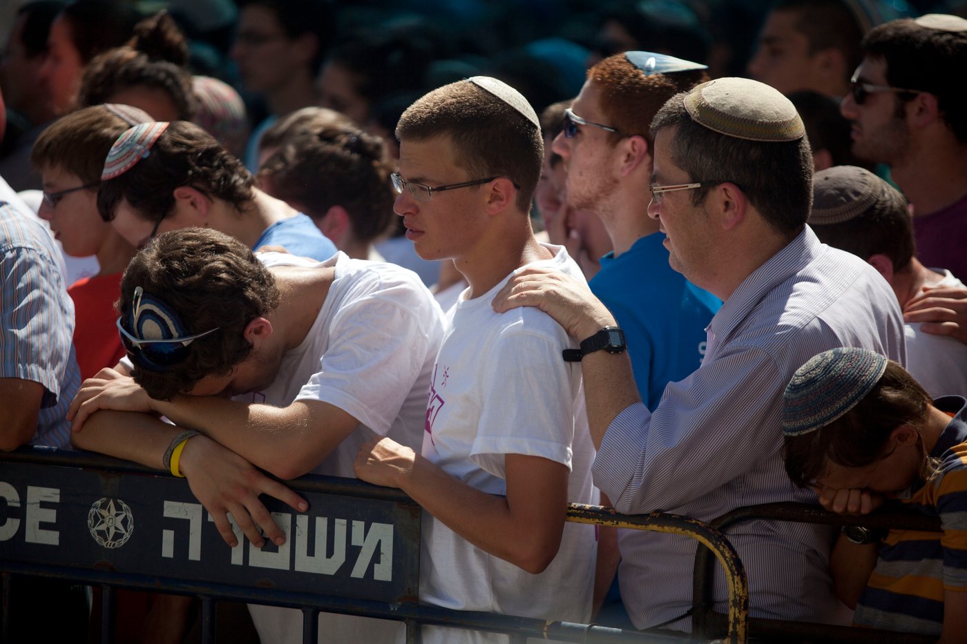 בראש מורכן ודמעות: דרכם האחרונה של אייל, נפתלי וגיל-עד