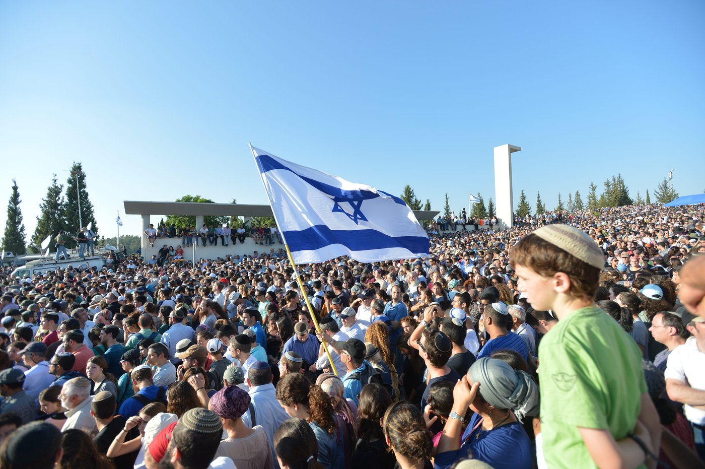 בראש מורכן ודמעות: דרכם האחרונה של אייל, נפתלי וגיל-עד