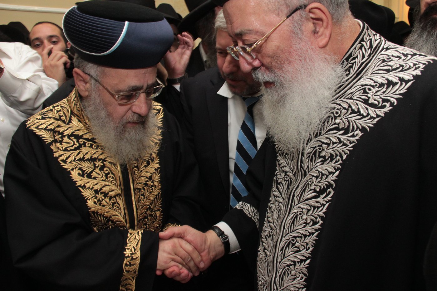 כורת הברית: הגאון רבי יצחק יוסף והגאון הרב שלמה משה עמאר בשמחת הברית לנכד המשותף