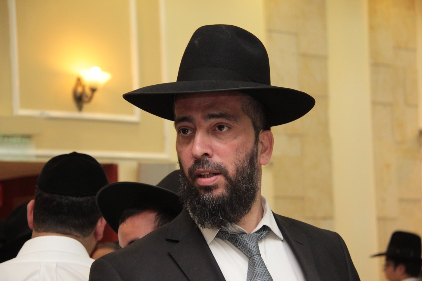 כורת הברית: הגאון רבי יצחק יוסף והגאון הרב שלמה משה עמאר בשמחת הברית לנכד המשותף
