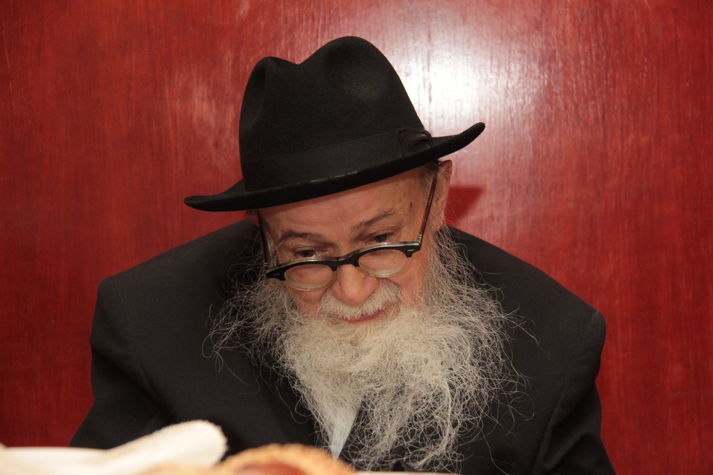 כורת הברית: הגאון רבי יצחק יוסף והגאון הרב שלמה משה עמאר בשמחת הברית לנכד המשותף