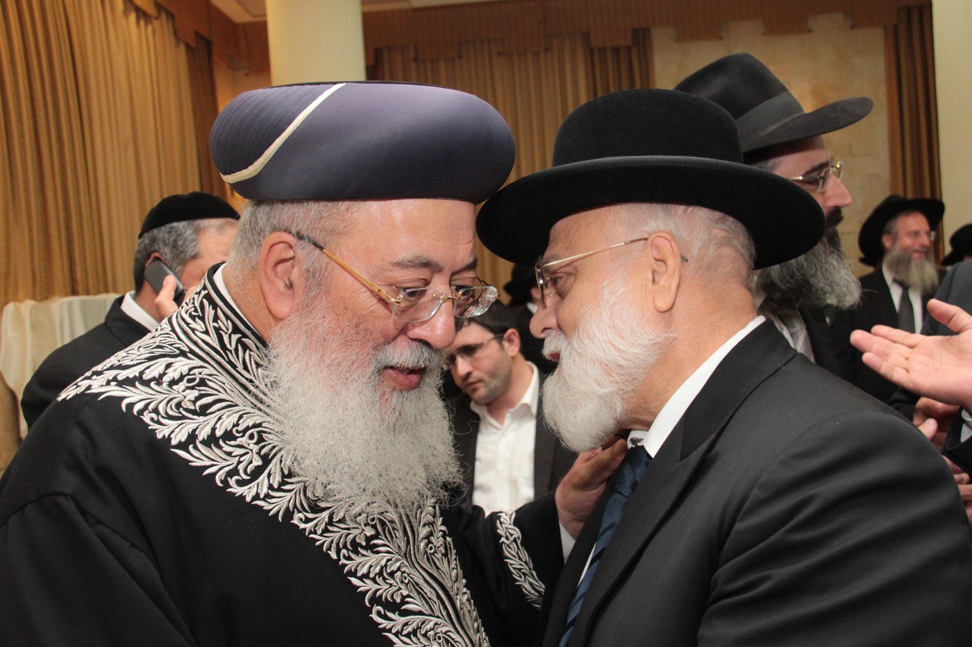 כורת הברית: הגאון רבי יצחק יוסף והגאון הרב שלמה משה עמאר בשמחת הברית לנכד המשותף
