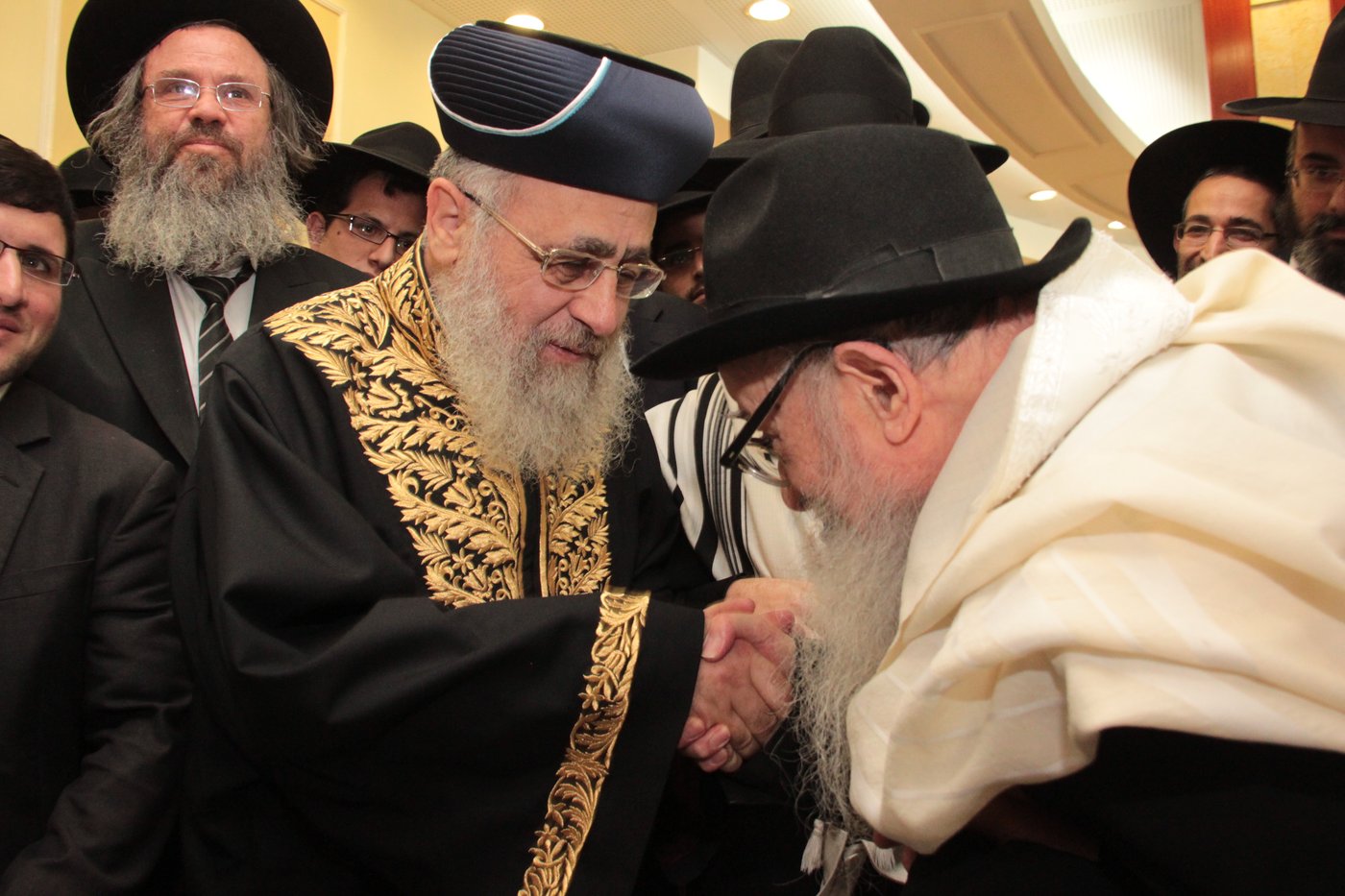 כורת הברית: הגאון רבי יצחק יוסף והגאון הרב שלמה משה עמאר בשמחת הברית לנכד המשותף