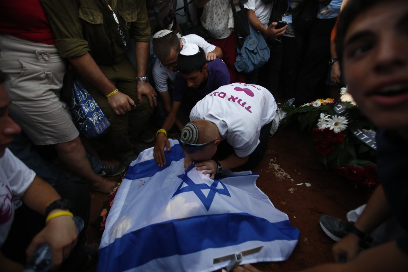 גלריה דומעת: החברים נפרדים מחבריהם