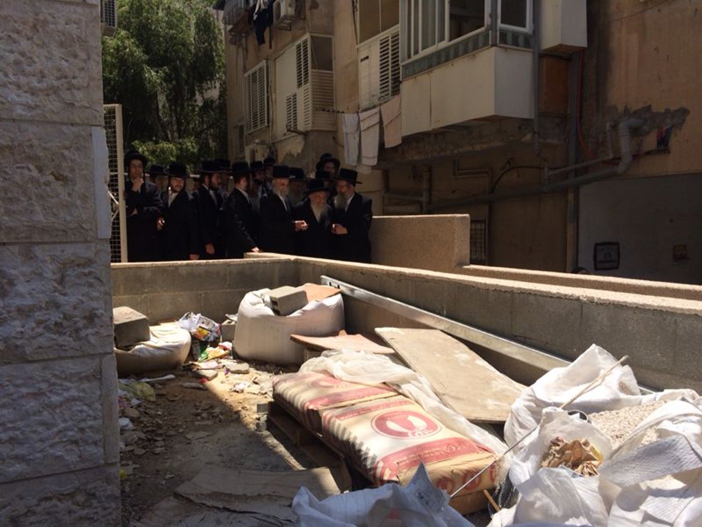 צפו בוידאו: הגר"ש וואזנר מלווה בשירה מביתו בדרך לאוסטריה