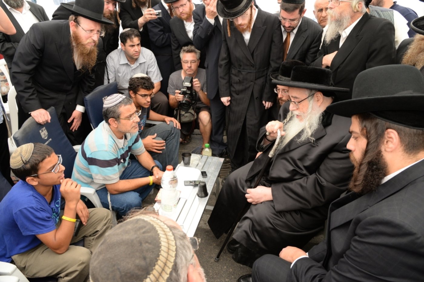 צפו: שיחת הניחום של הרבי מצאנז בבית משפחת יפרח