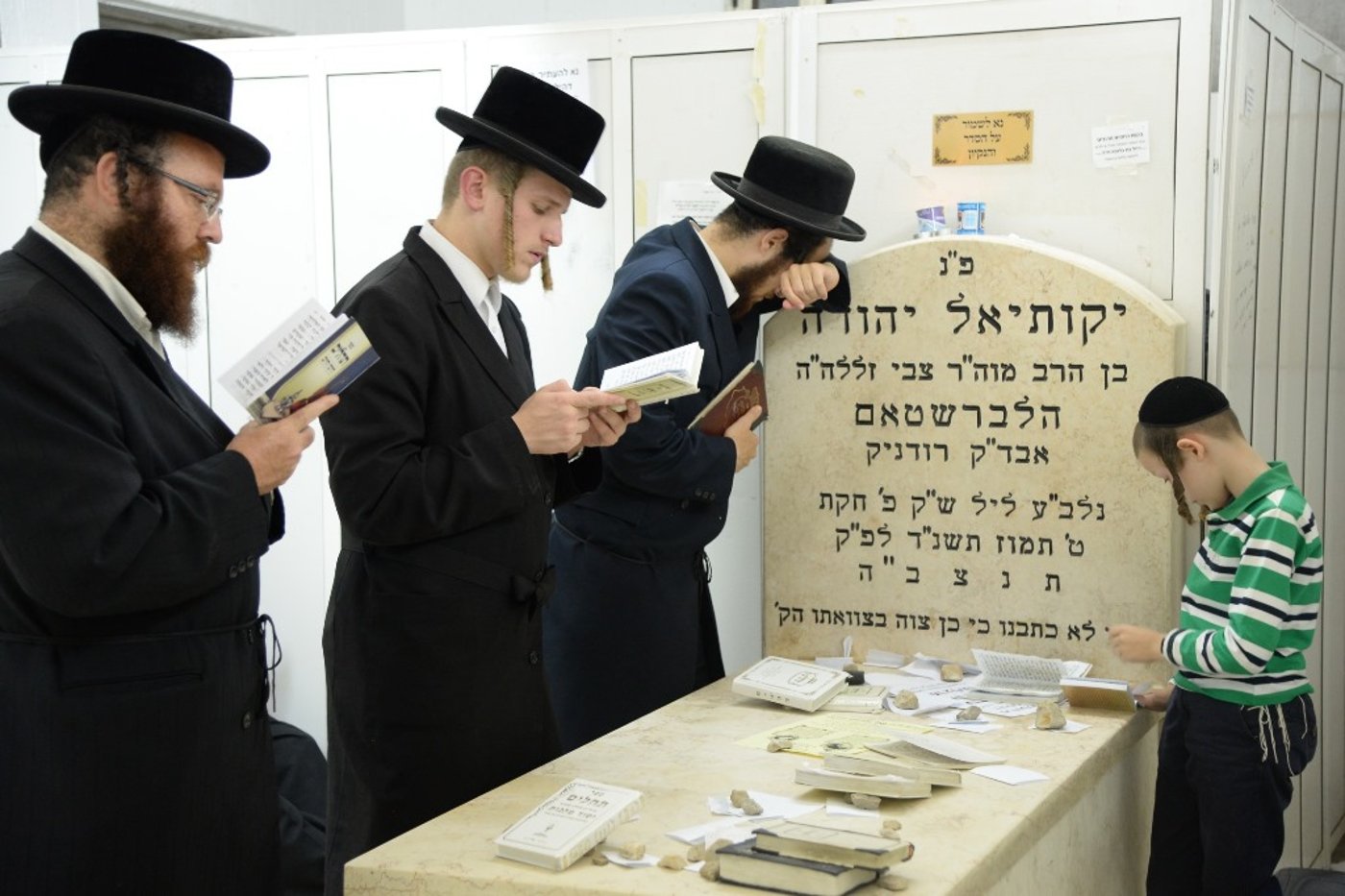 תיעוד: המונים בציון בעל ה"שפע חיים" מצאנז ב-1:30 בלילה