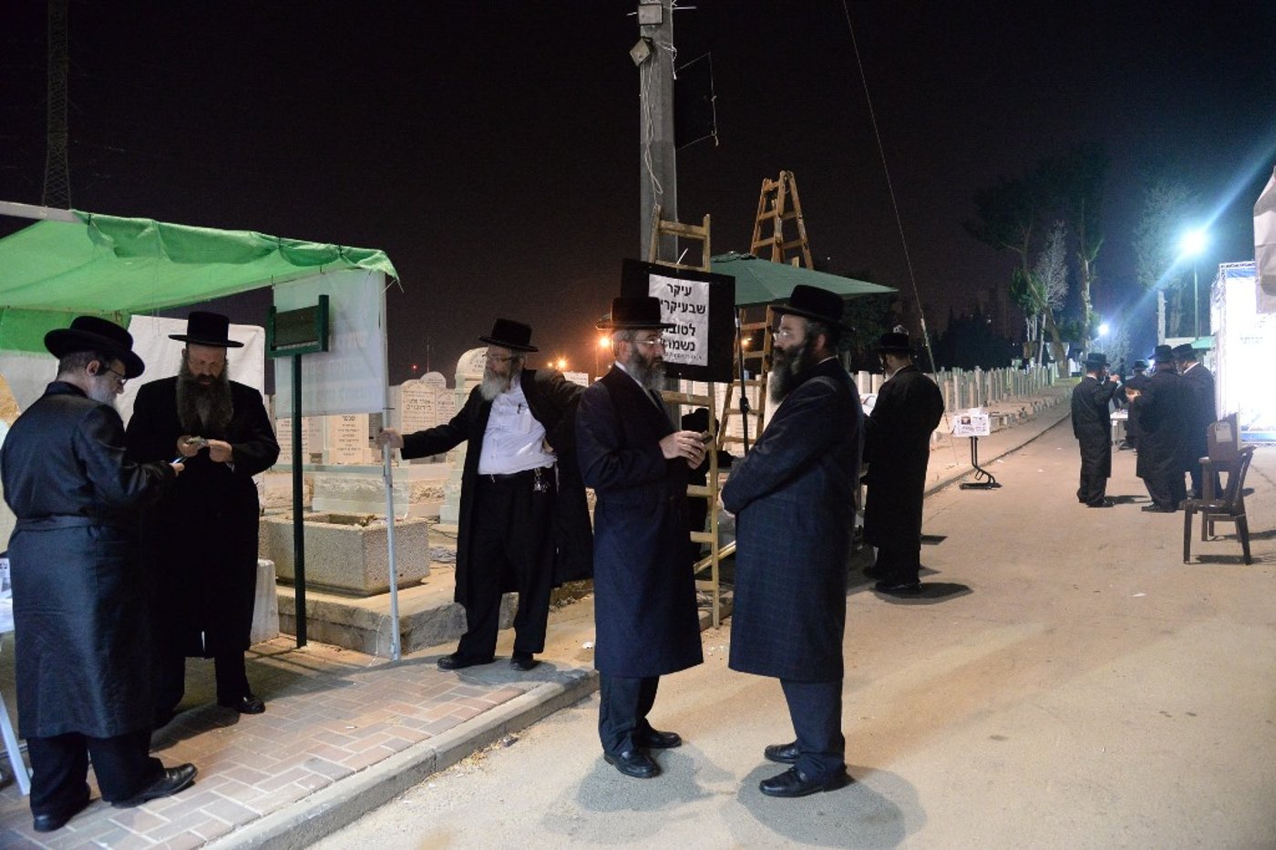 תיעוד: המונים בציון בעל ה"שפע חיים" מצאנז ב-1:30 בלילה