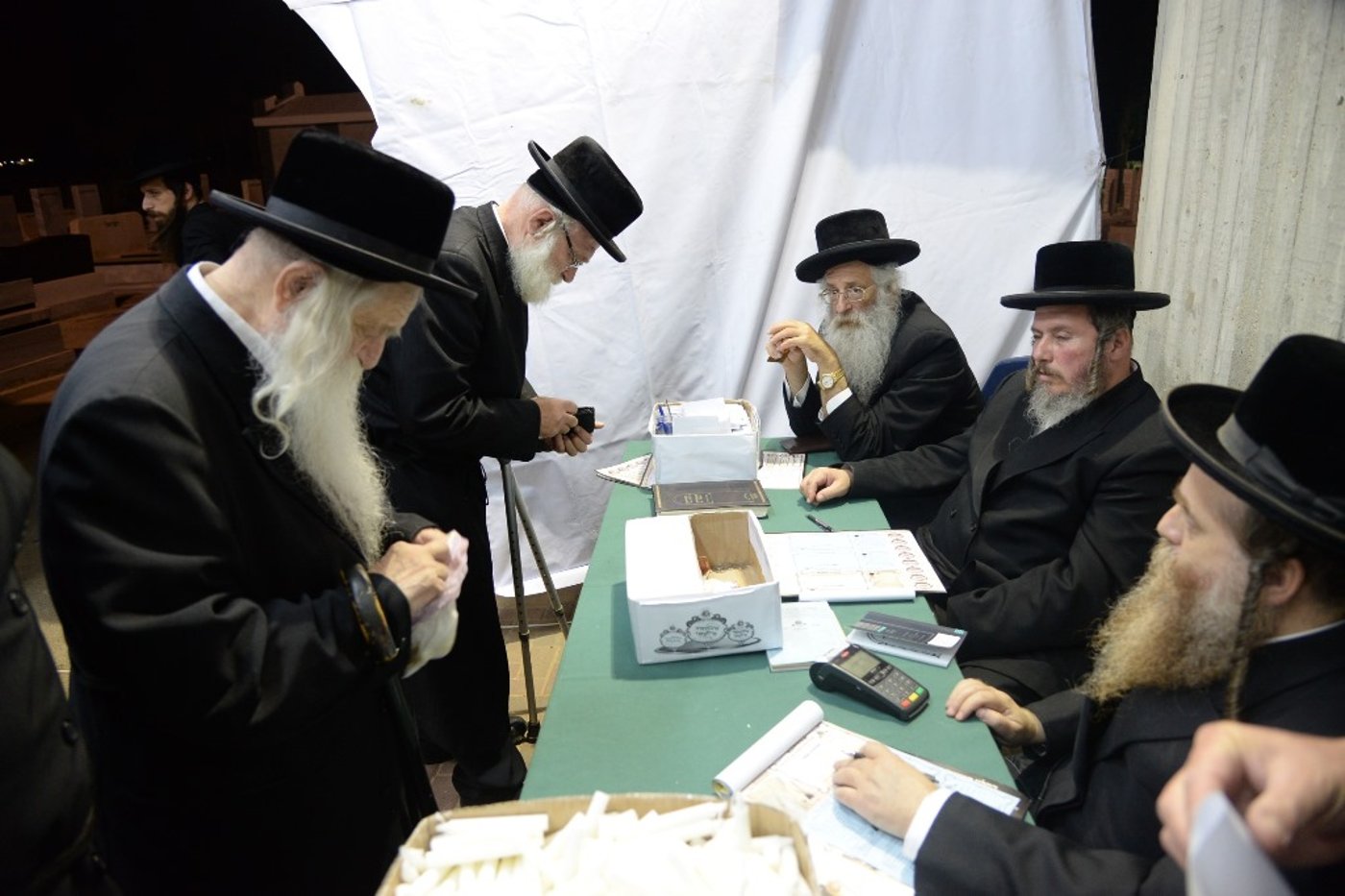 תיעוד: המונים בציון בעל ה"שפע חיים" מצאנז ב-1:30 בלילה