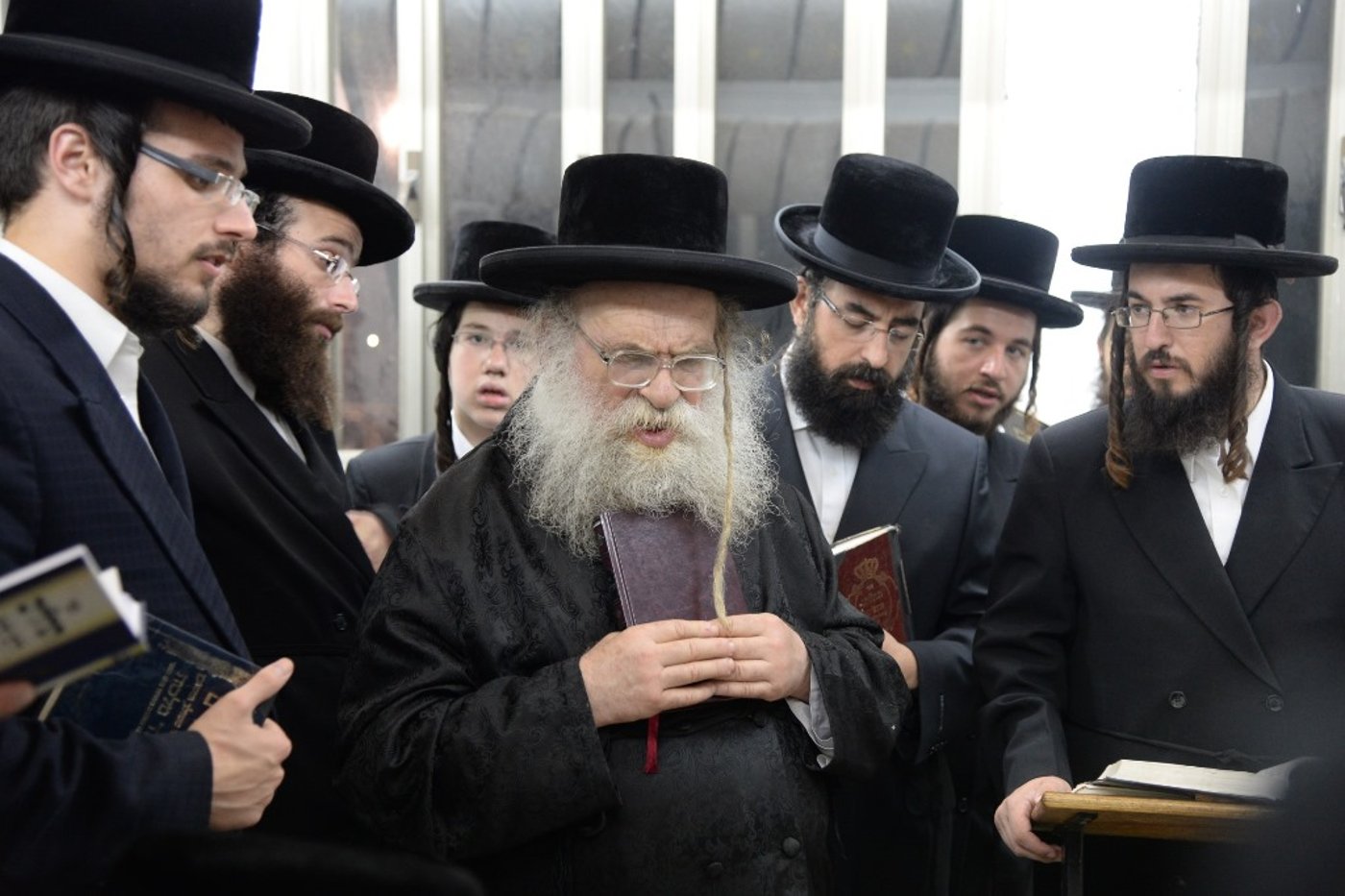 תיעוד: המונים בציון בעל ה"שפע חיים" מצאנז ב-1:30 בלילה