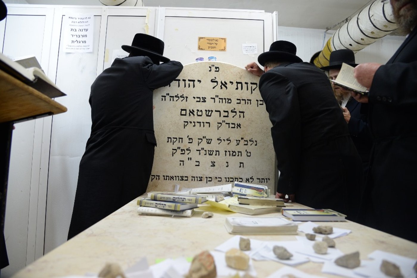 תיעוד: המונים בציון בעל ה"שפע חיים" מצאנז ב-1:30 בלילה
