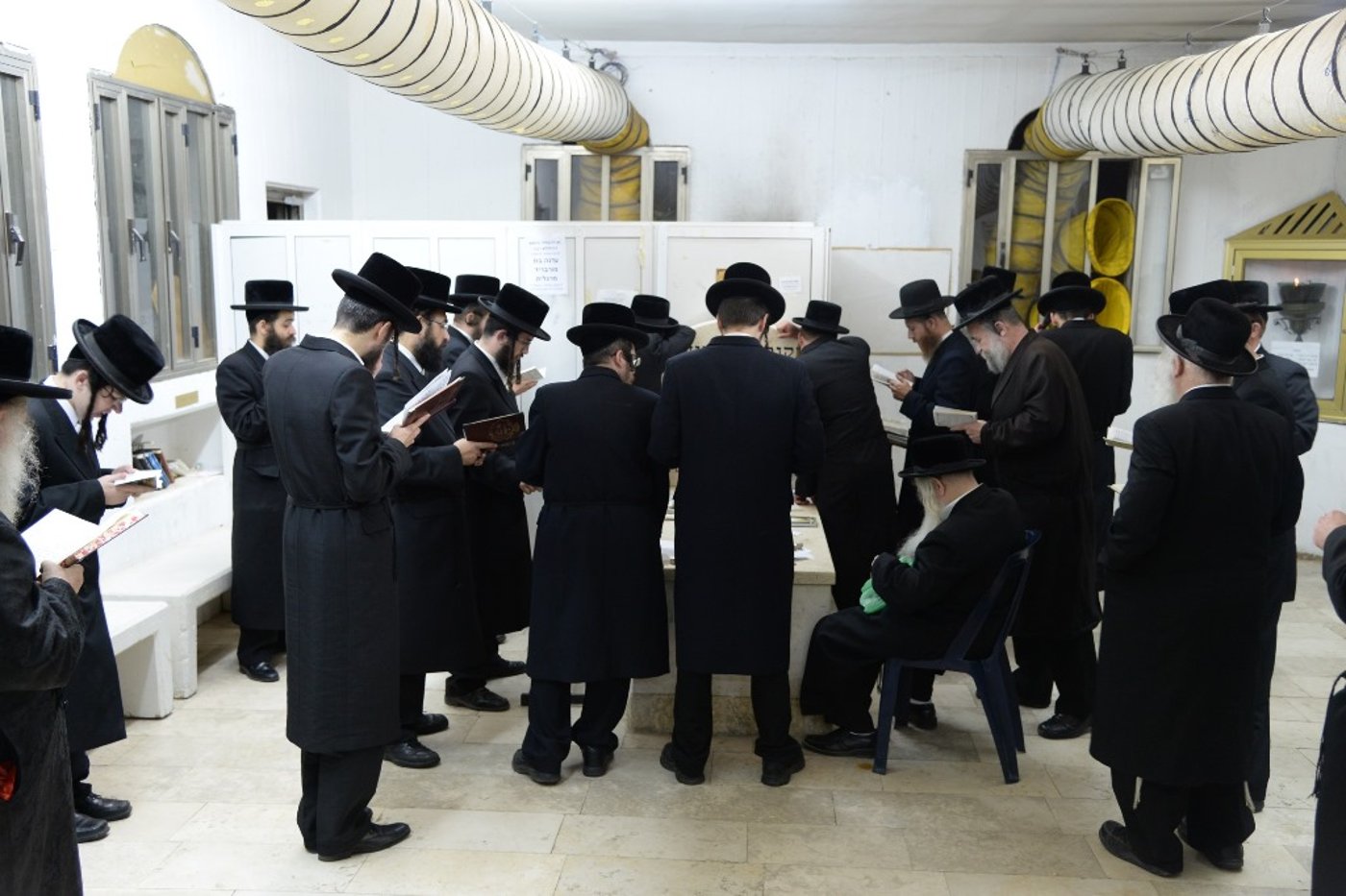 תיעוד: המונים בציון בעל ה"שפע חיים" מצאנז ב-1:30 בלילה