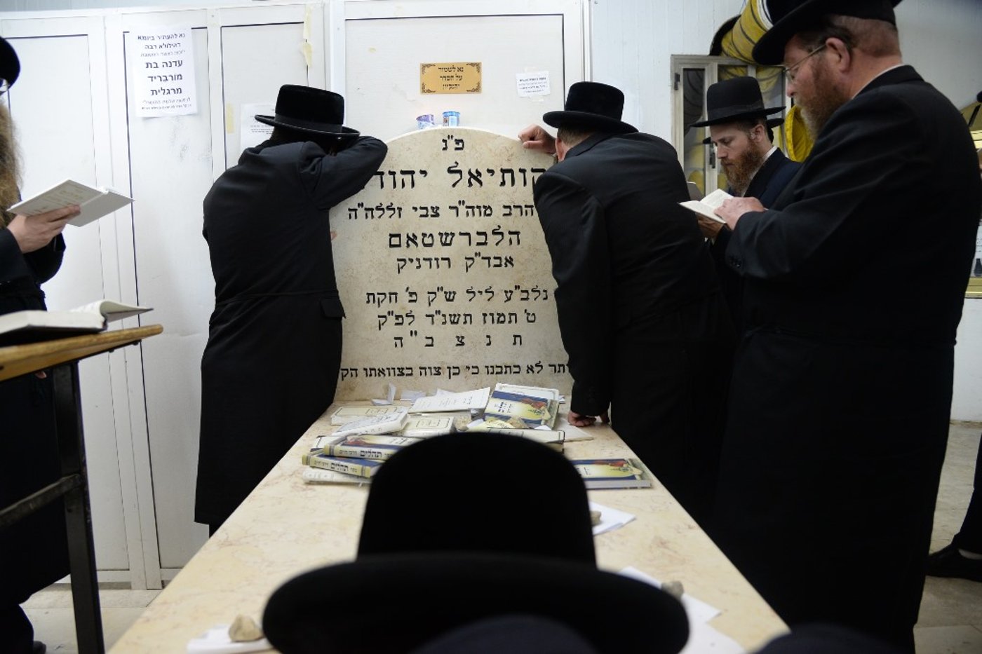 תיעוד: המונים בציון בעל ה"שפע חיים" מצאנז ב-1:30 בלילה
