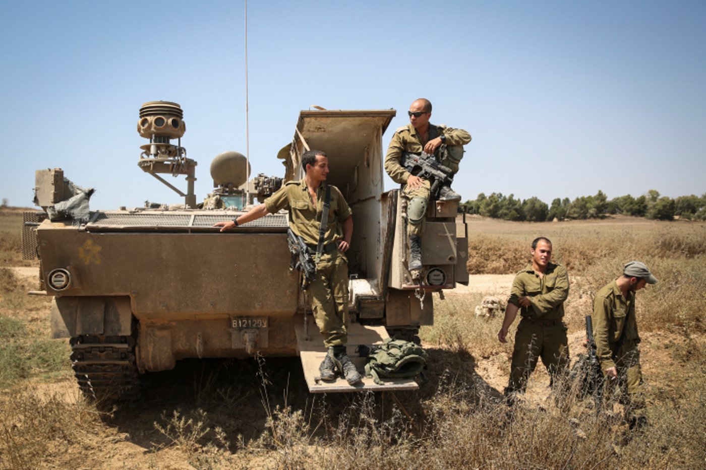 לקראת פעולה? כוחות צה"ל נערכים בגבול רצועת עזה • תמונות