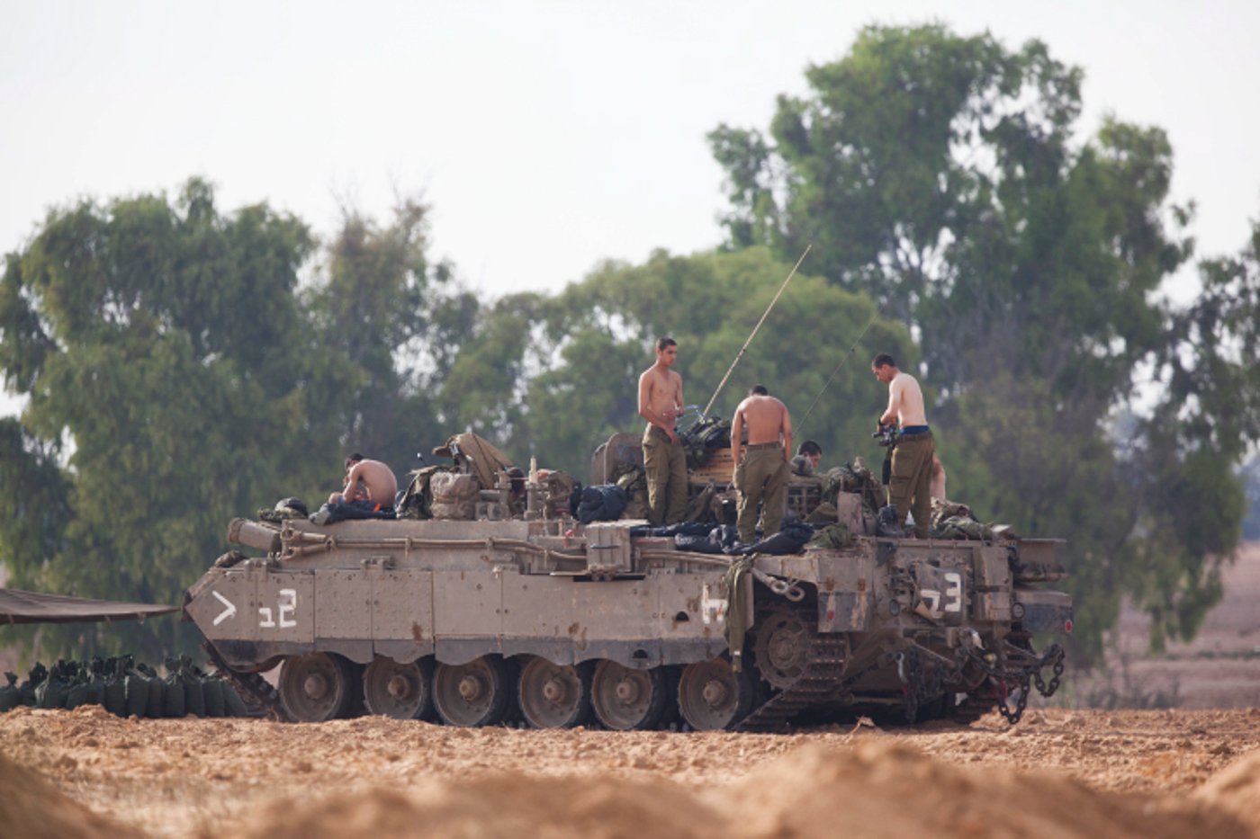 תמונות: החיילים בגבול הרצועה, והתקיפות בעזה