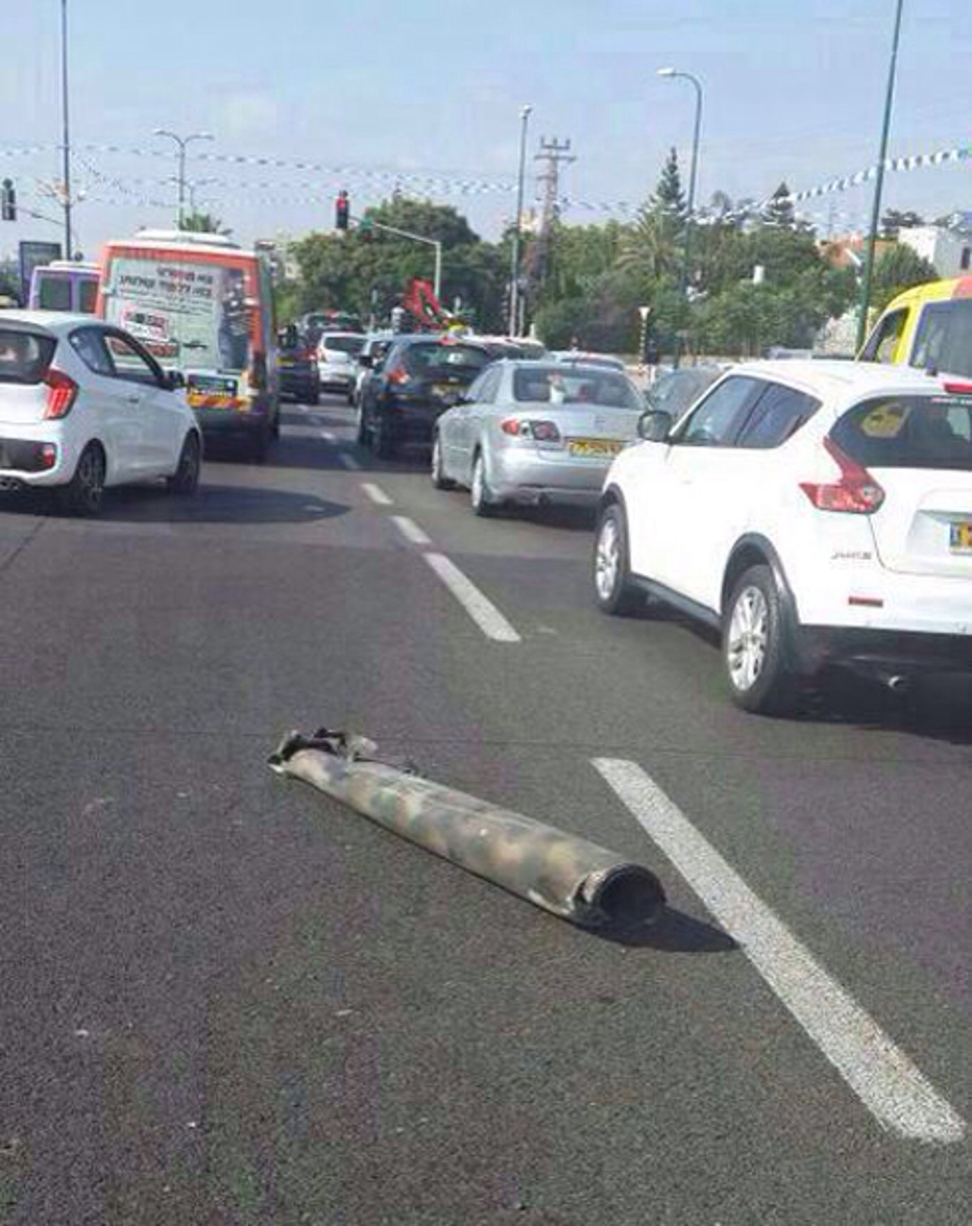 חלק רקטה שנפל על כביש בנס ציונה