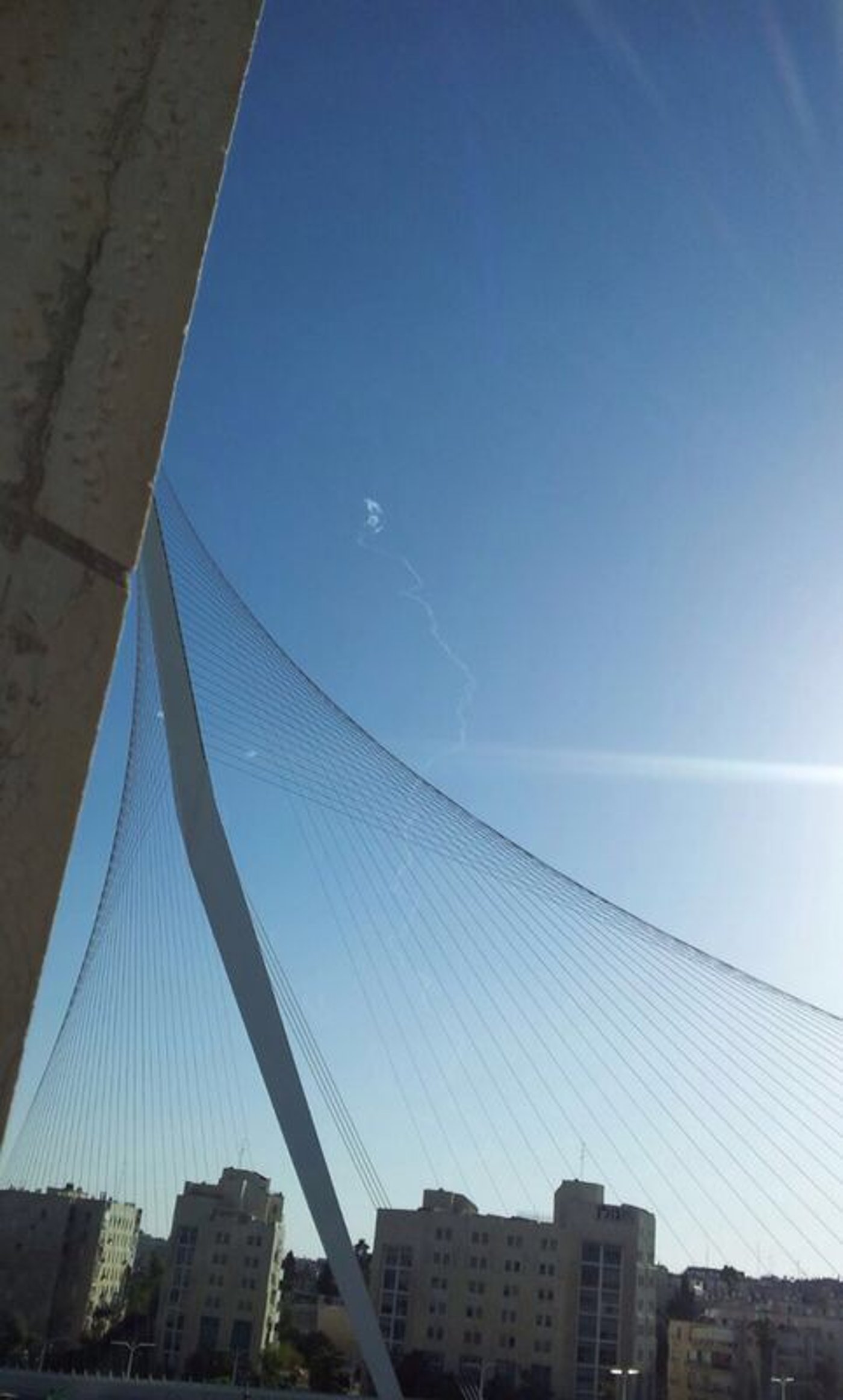 וכך מגשר המיתרים.