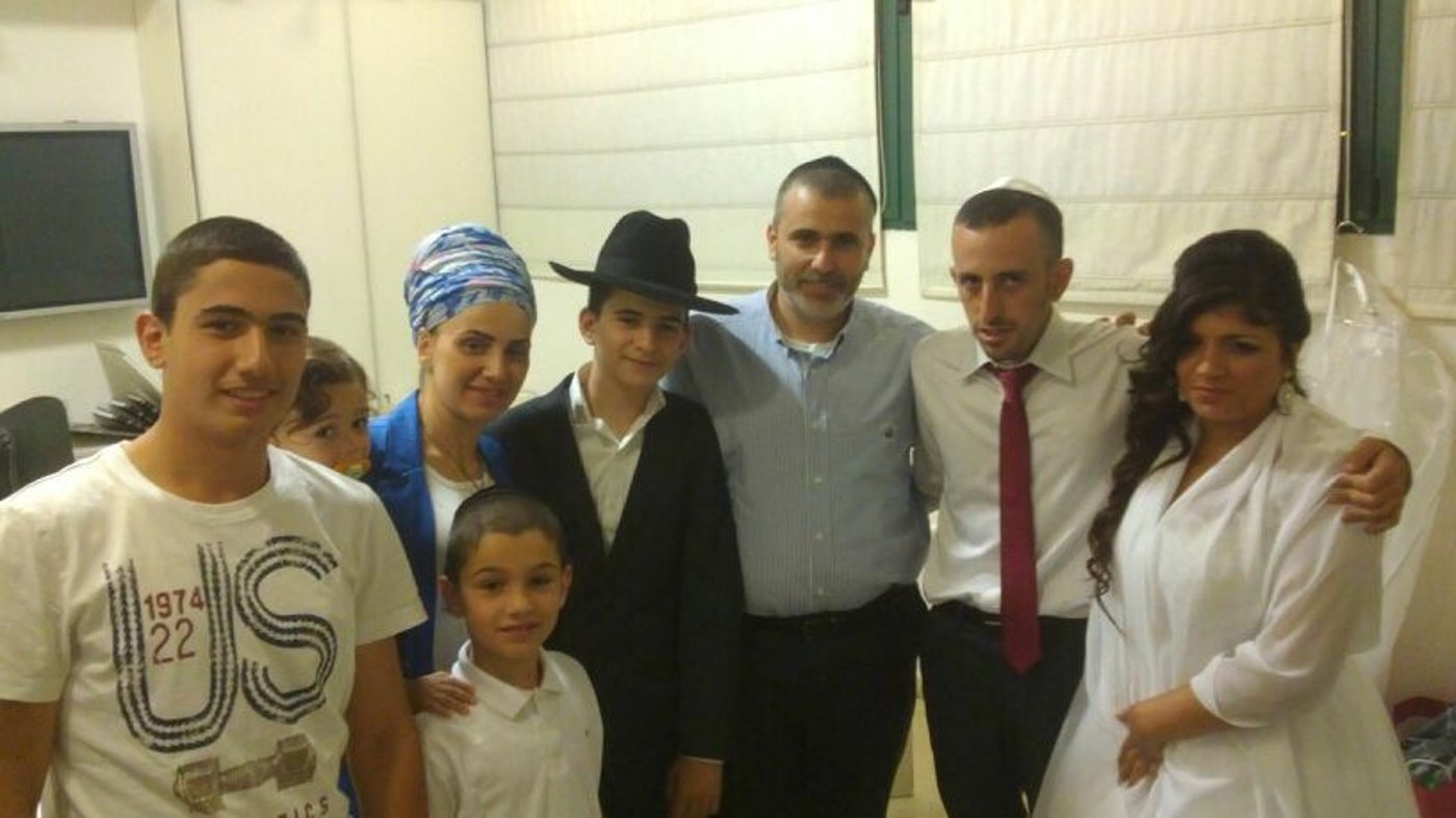 תיעוד מרגש: משפחת חתן בר המצווה פגשה את החתן והכלה