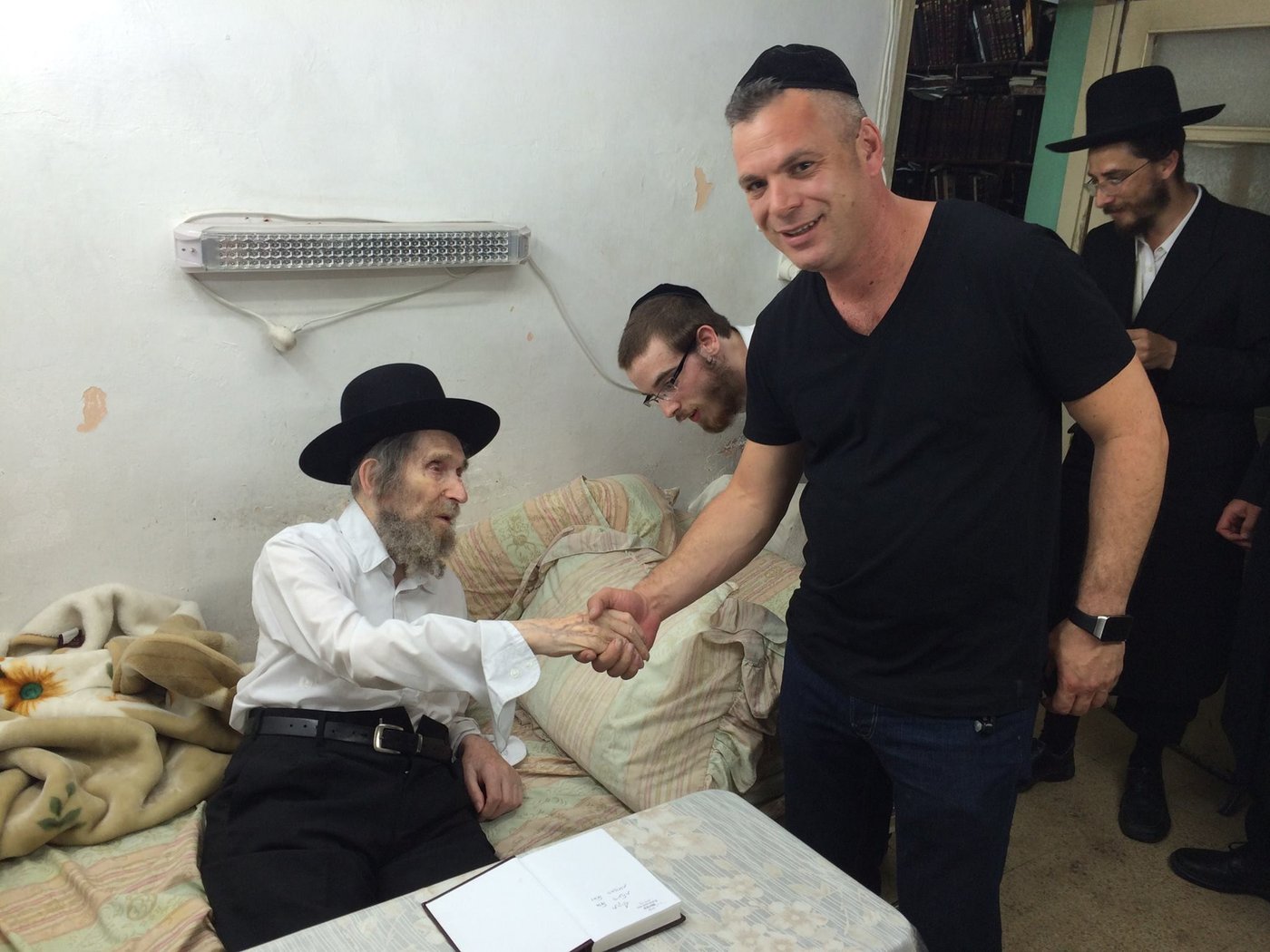 איש העסקים אבישי אברהמי ביקר אצל מרן הרב שטיינמן ויצא נפעם: "זו מנהיגות אמיתית" • תיעוד