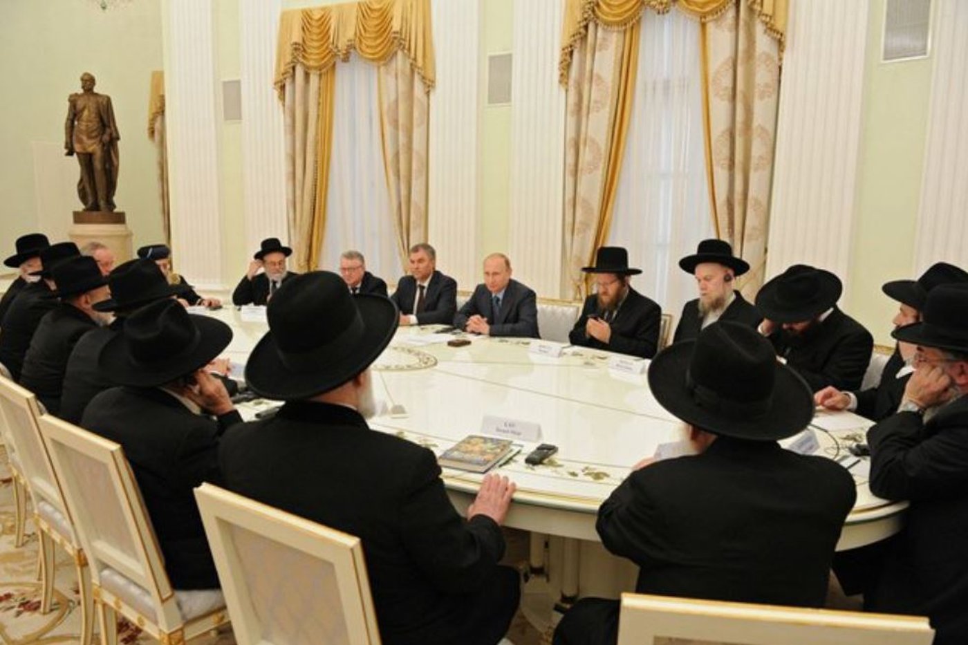 שנה בדיוק לאחר שפוטין החזיר אותה: הרבנים הראשיים ביקרו בספריית שניאורסון