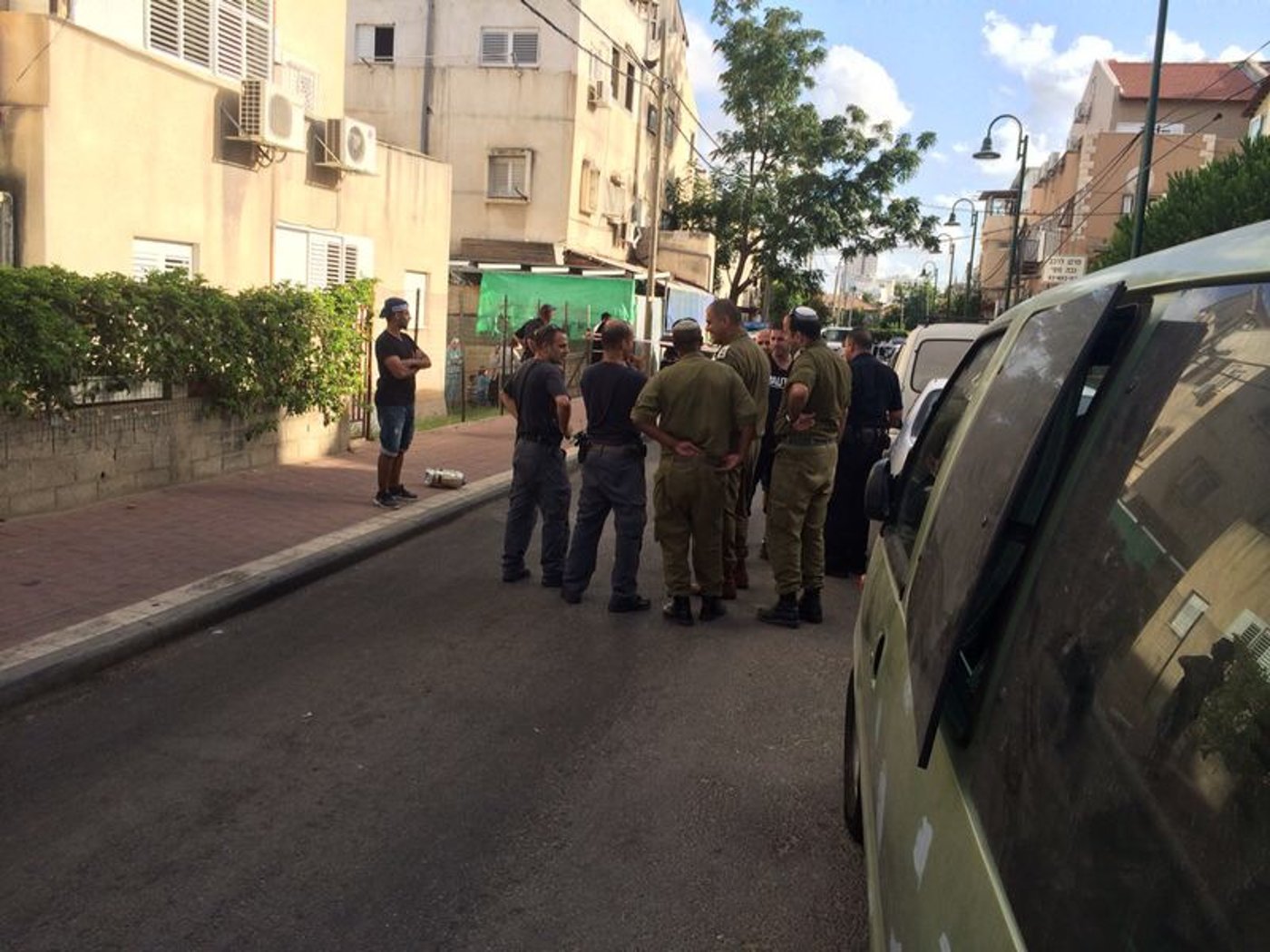 רסיסים של טיל נפלו על בית בגבול בני ברק; "ממשיכים כרגיל"