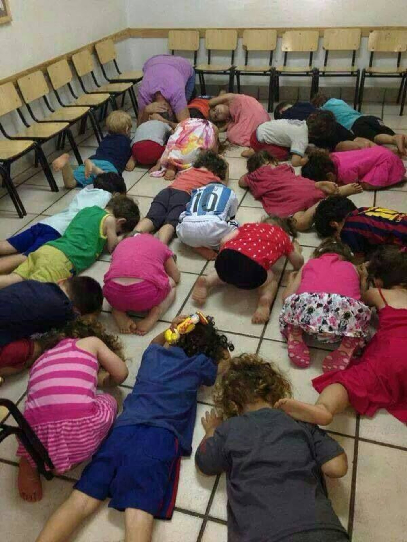 ילדים בפעוטון בהוד השרון בעת הישמע האזעקה, הבוקר