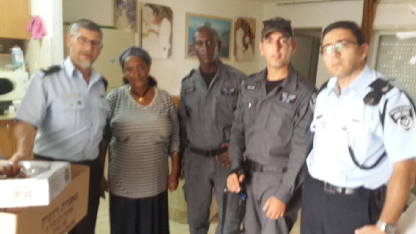השוטרים חילקו חלות ועוגות לתושבי הדרום