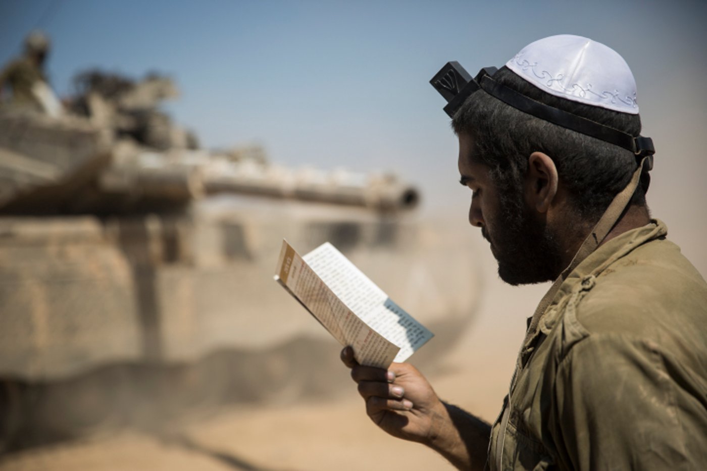 חייל מתפלל בגבול רצועת עזה