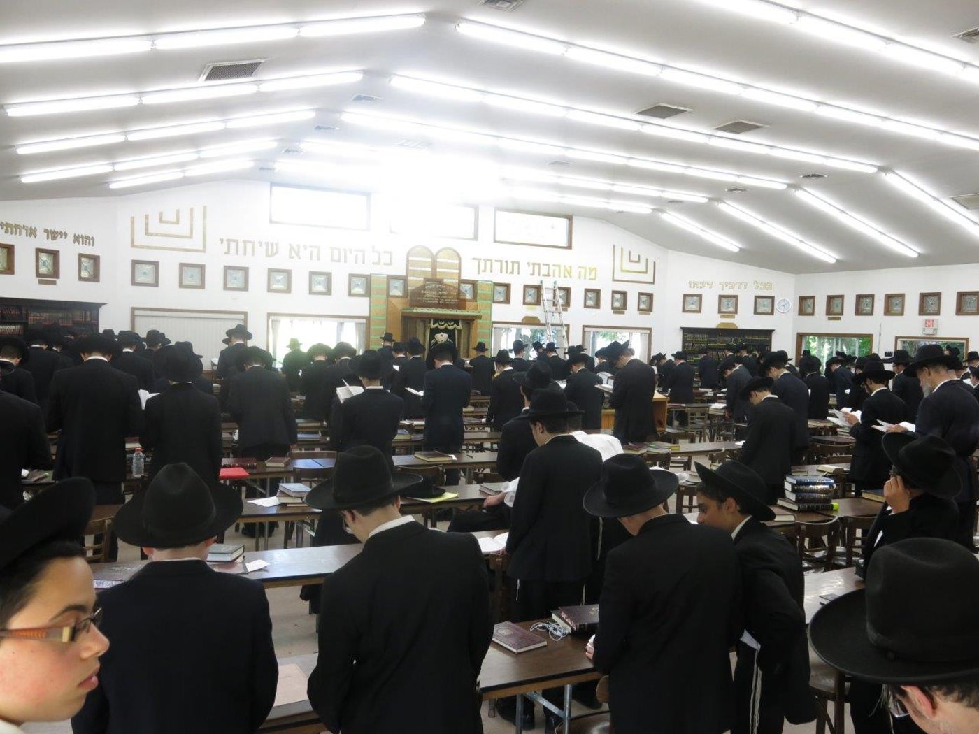 גם בקעמפים: תפילות למען תושבי ארץ ישראל