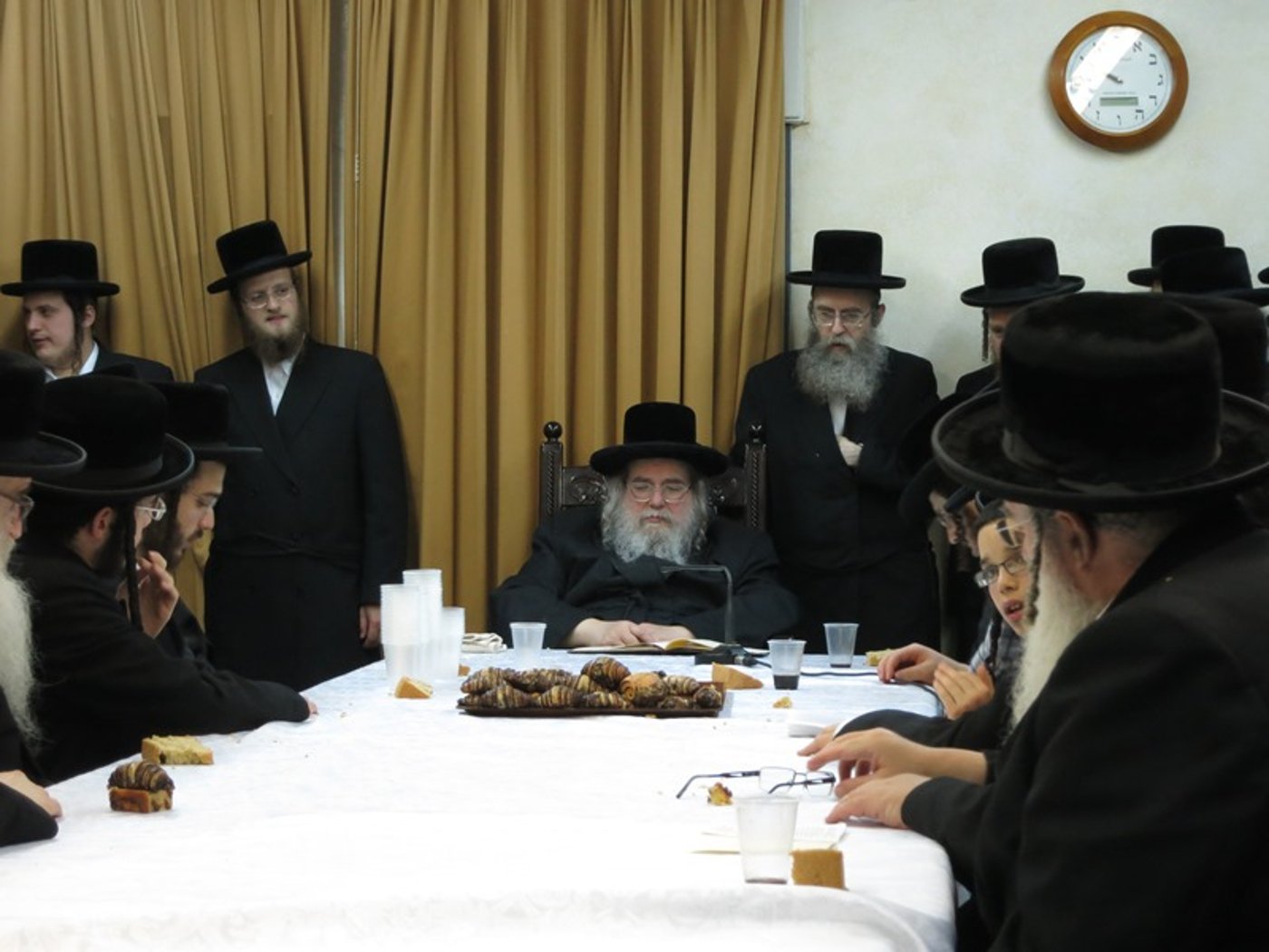 תיעוד: מוצאי תשעה באב אצל האדמו"ר מבעלזא