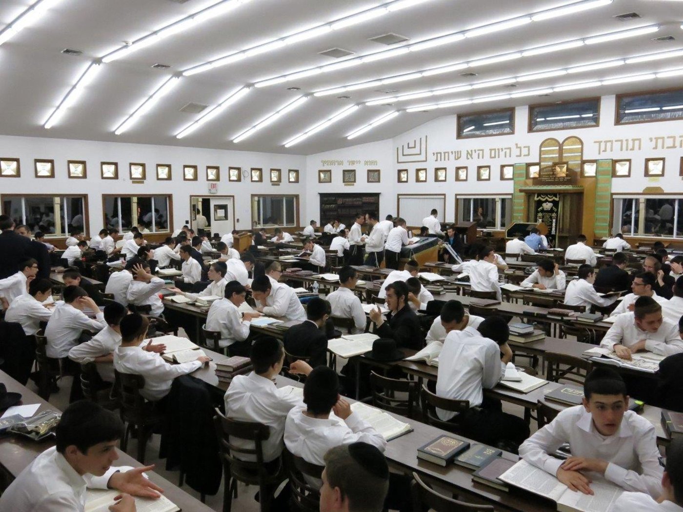 לימוד, משחקי כדור ועל האש • צפו בנופש החרדי