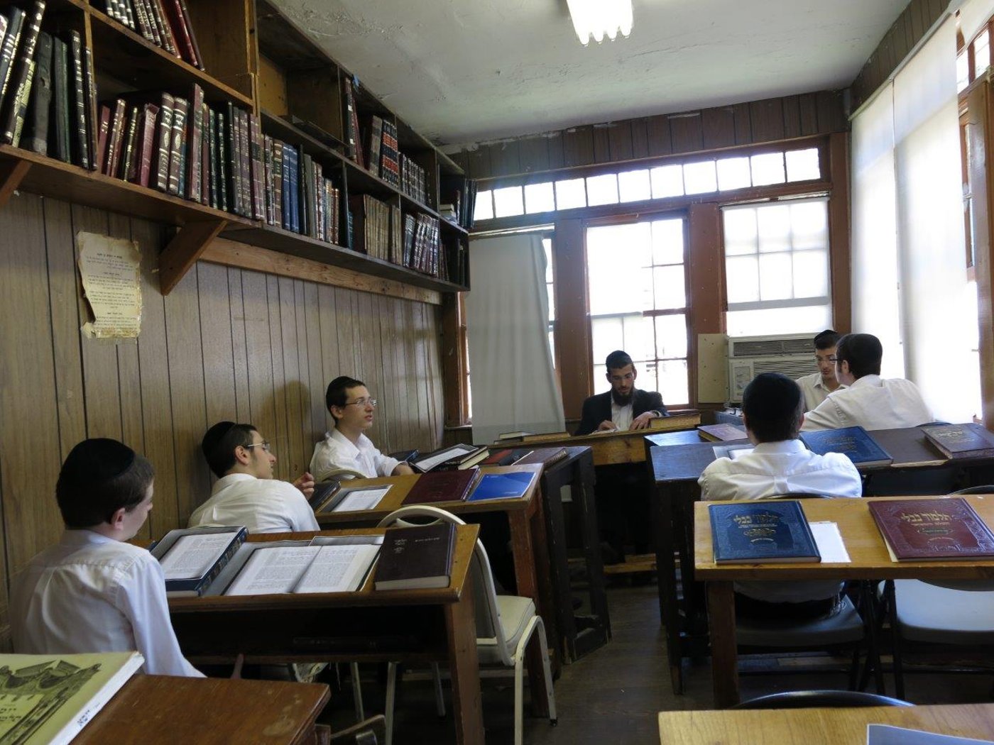 לימוד, משחקי כדור ועל האש • צפו בנופש החרדי