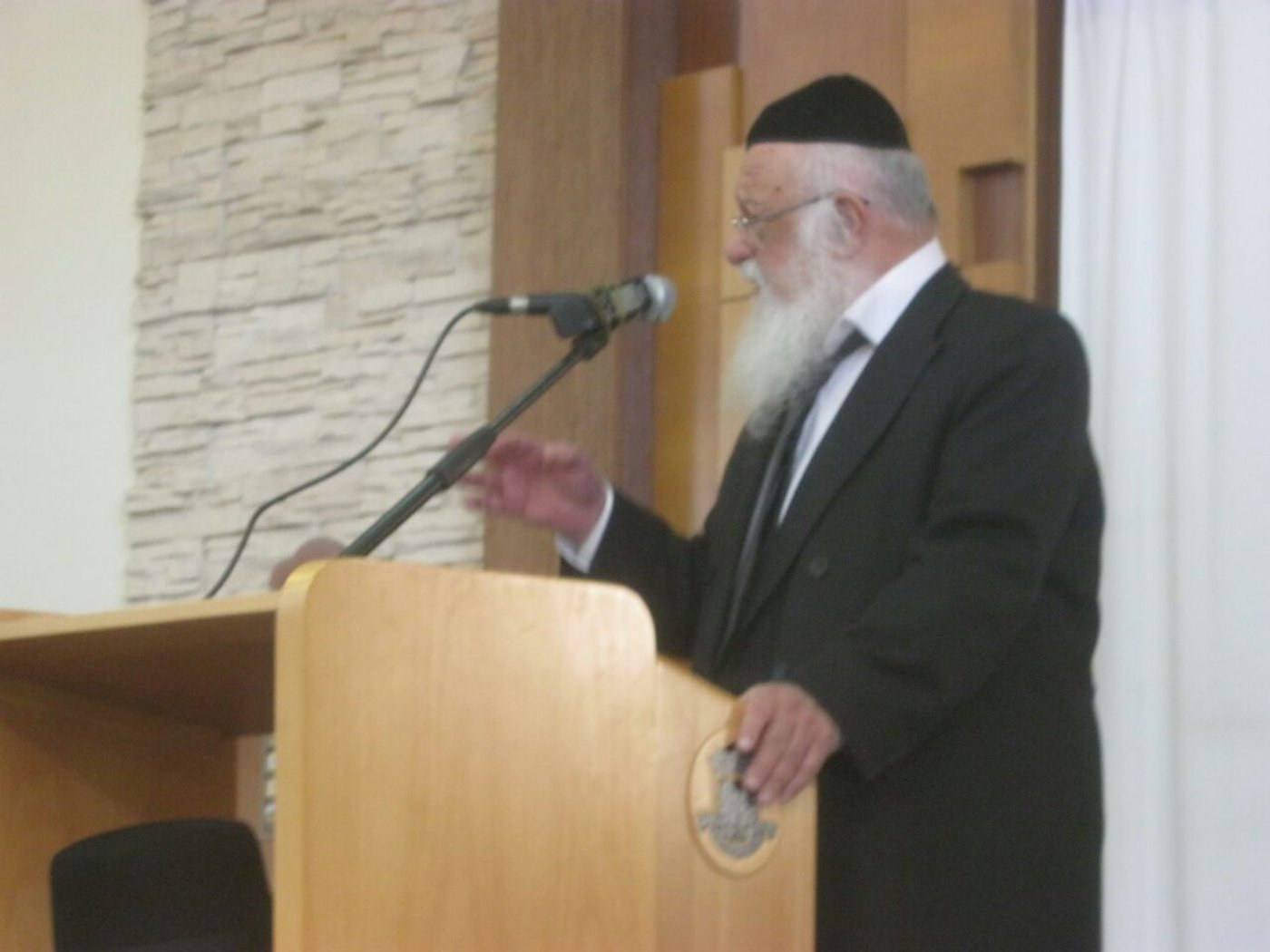 תיעוד: ראש ישיבת פוניבז' מוסר שיעור בקעמפ של מיר