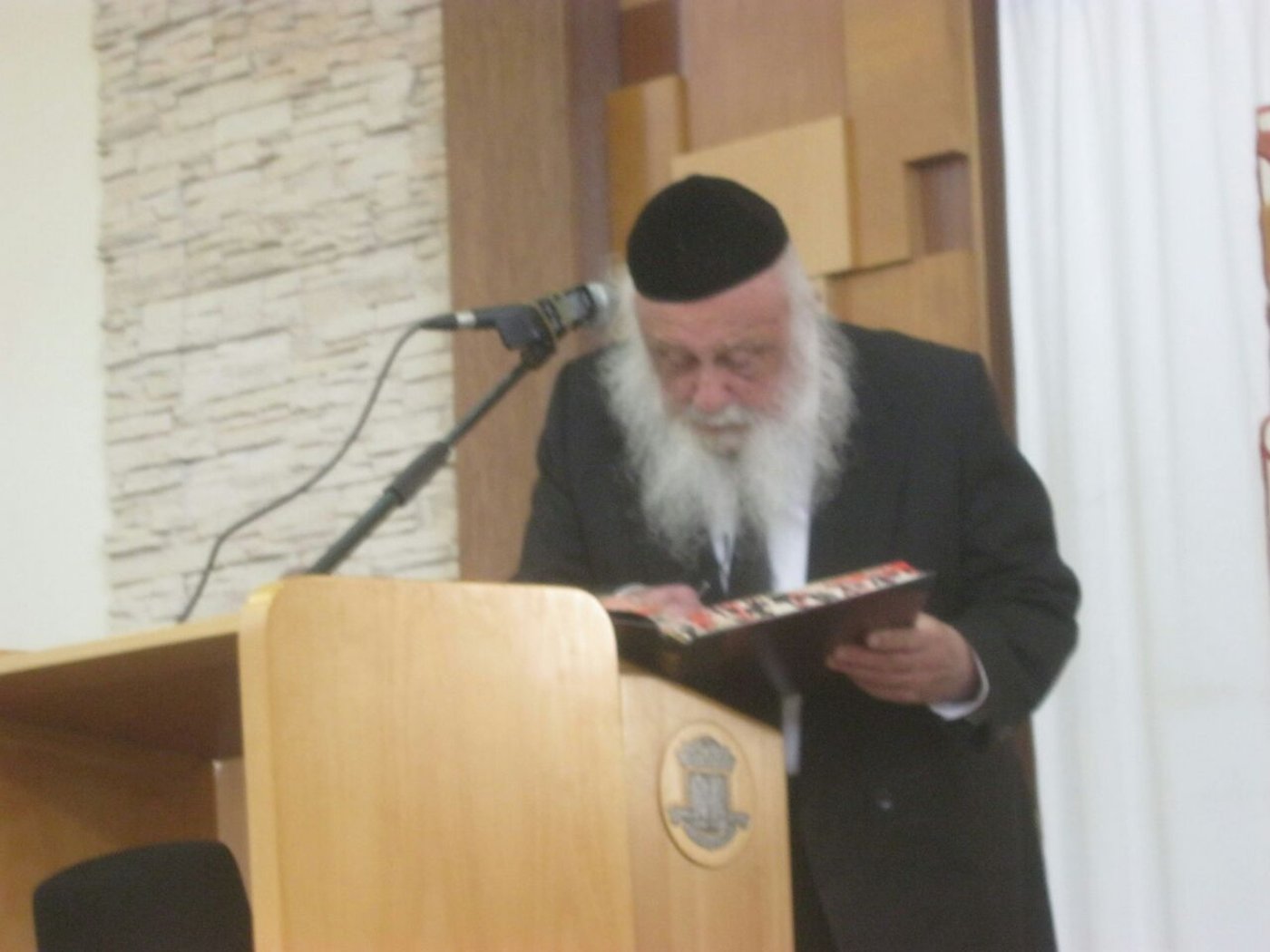 תיעוד: ראש ישיבת פוניבז' מוסר שיעור בקעמפ של מיר