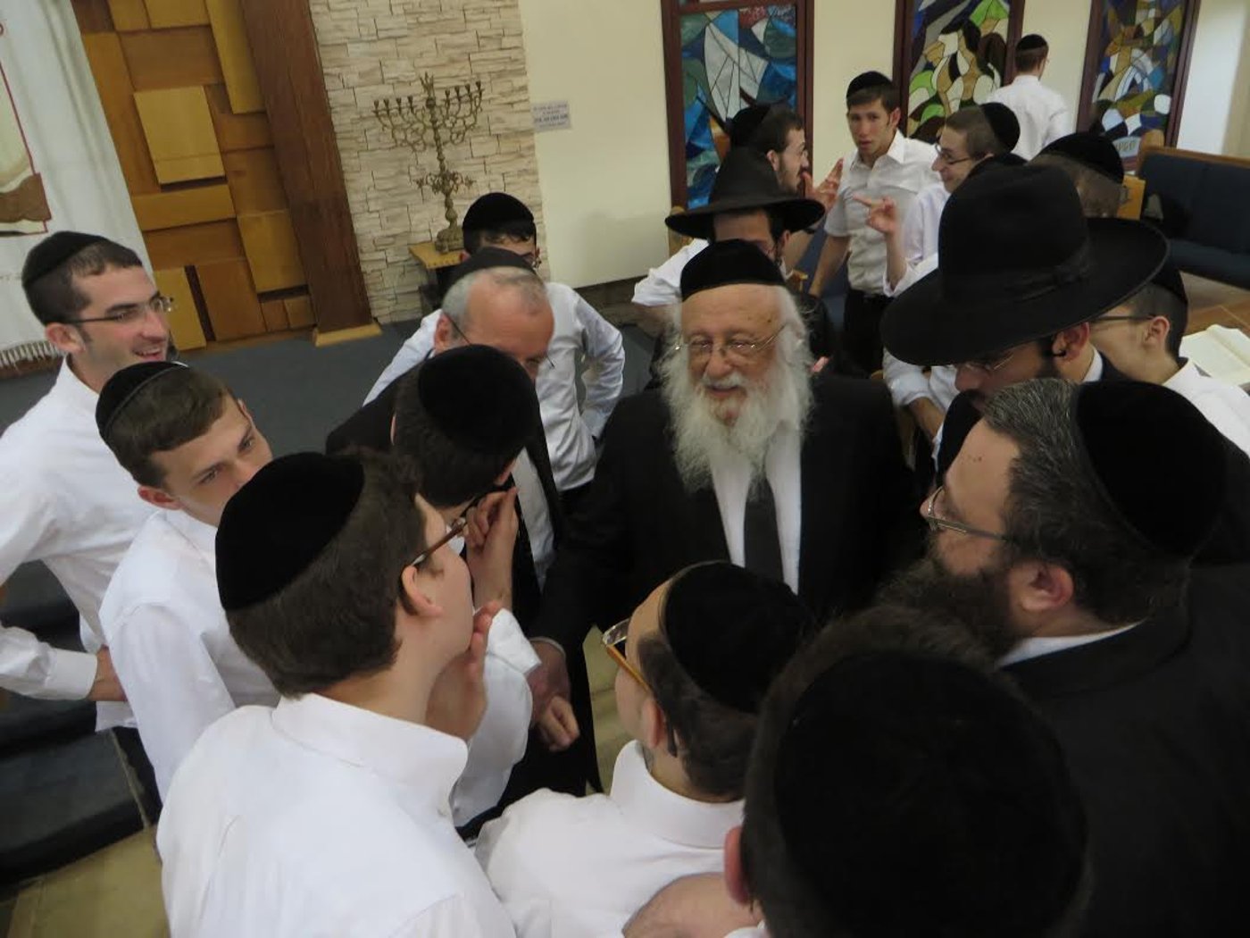 תיעוד: ראש ישיבת פוניבז' מוסר שיעור בקעמפ של מיר