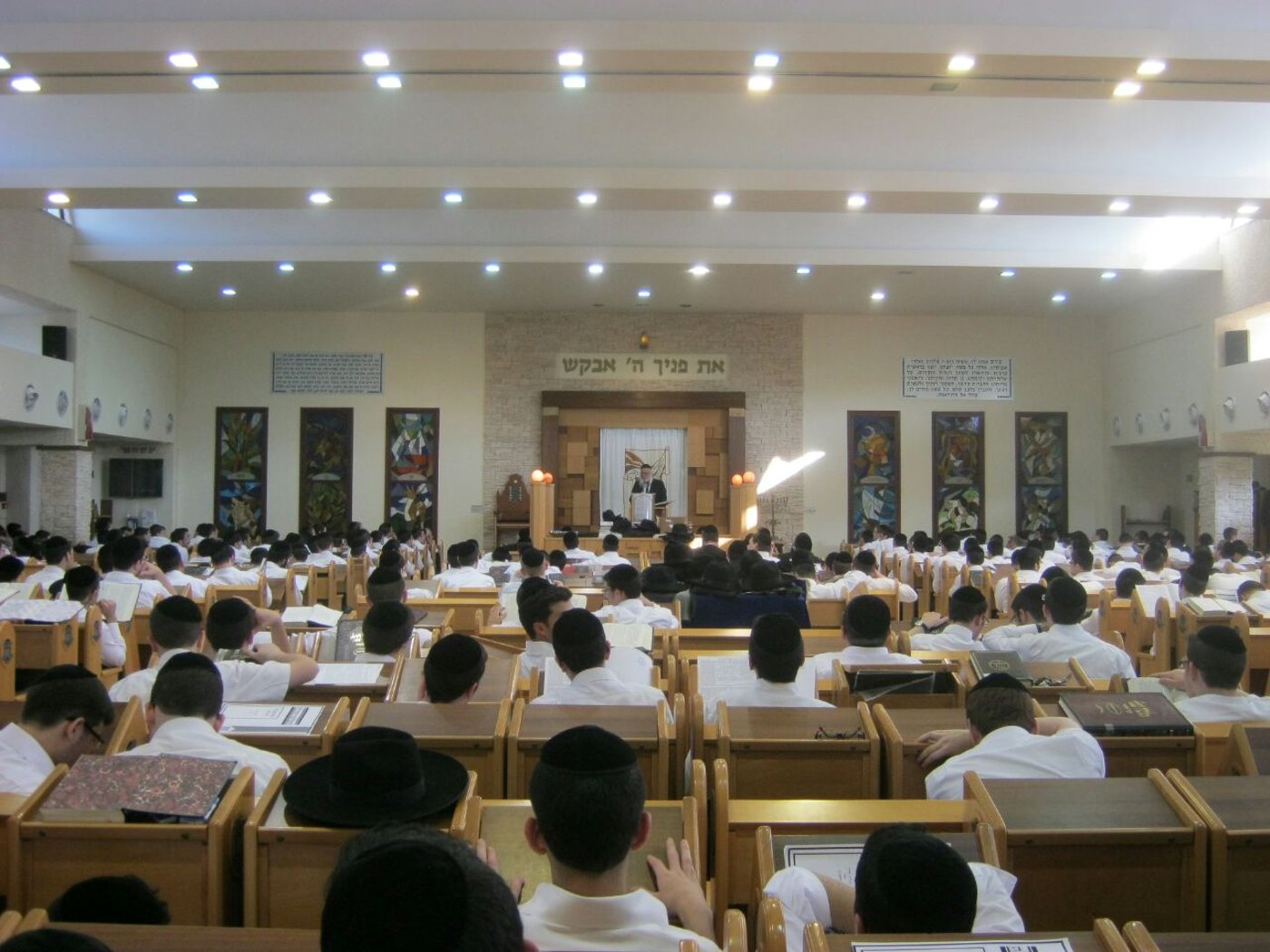 תיעוד: ראש ישיבת פוניבז' מוסר שיעור בקעמפ של מיר