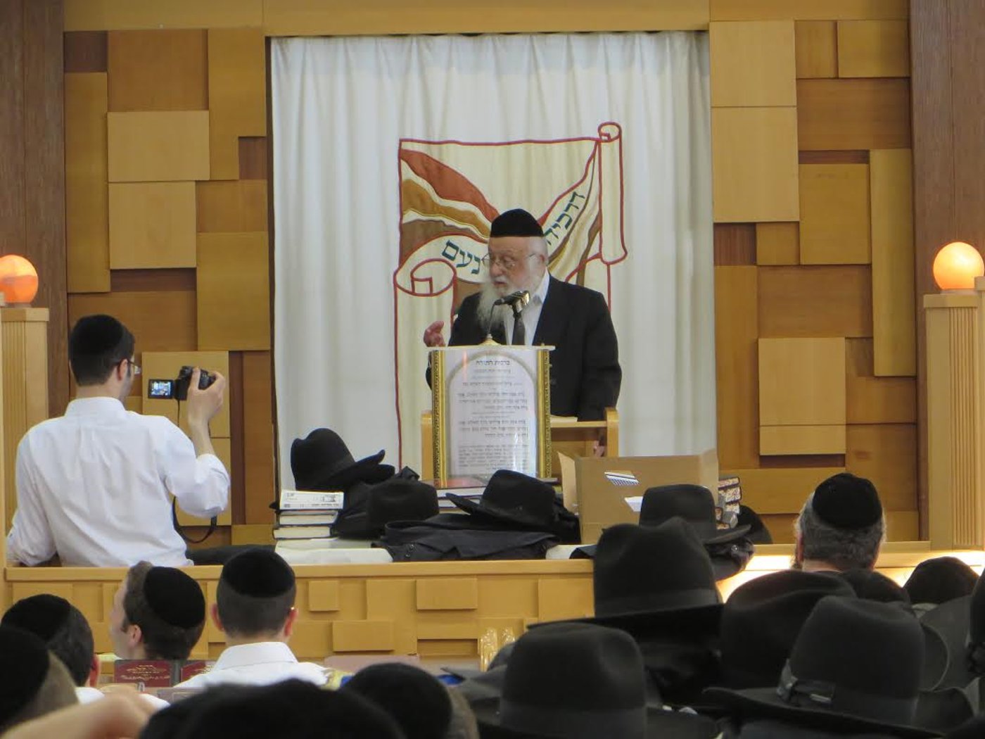תיעוד: ראש ישיבת פוניבז' מוסר שיעור בקעמפ של מיר