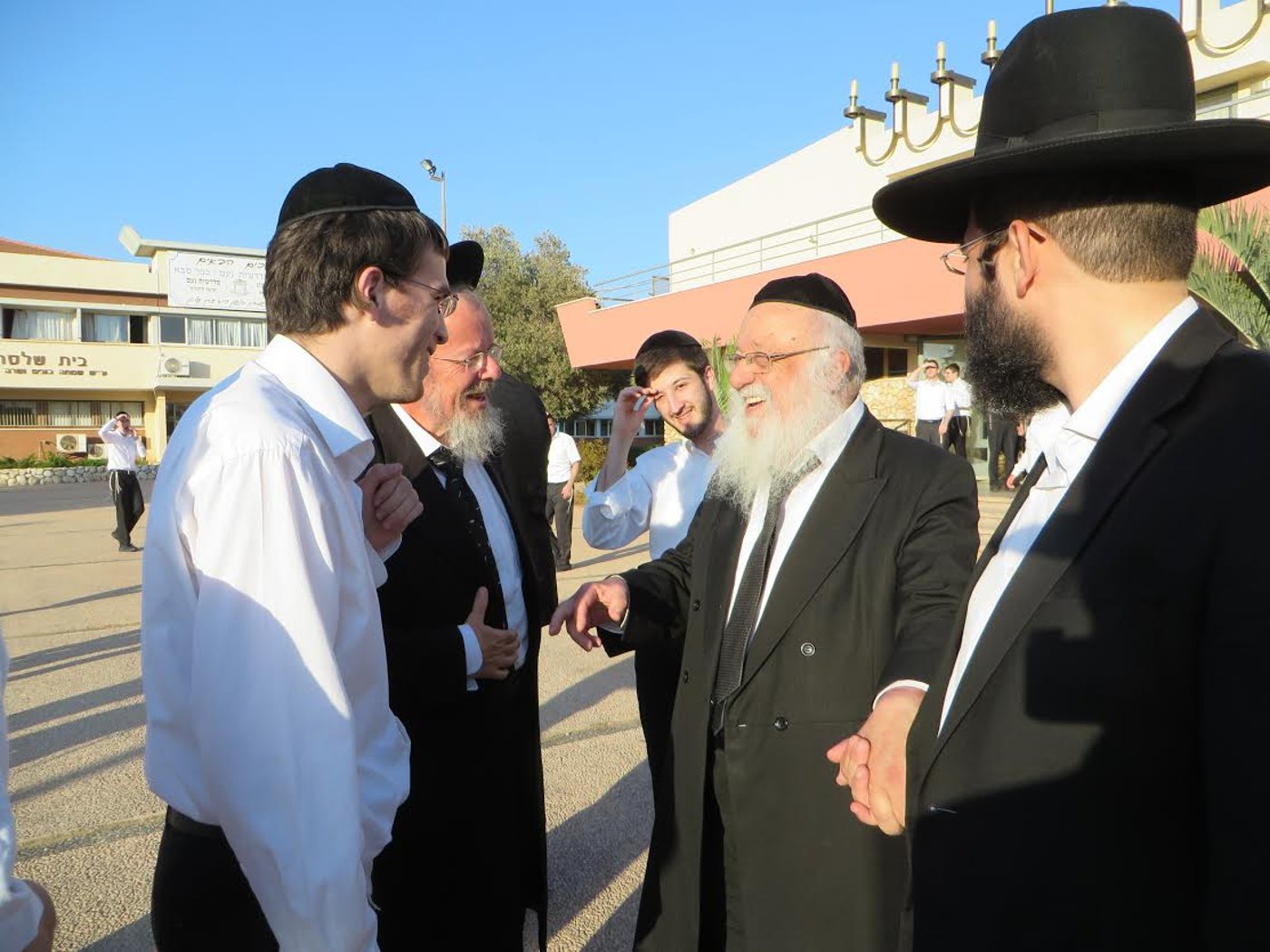 תיעוד: ראש ישיבת פוניבז' מוסר שיעור בקעמפ של מיר