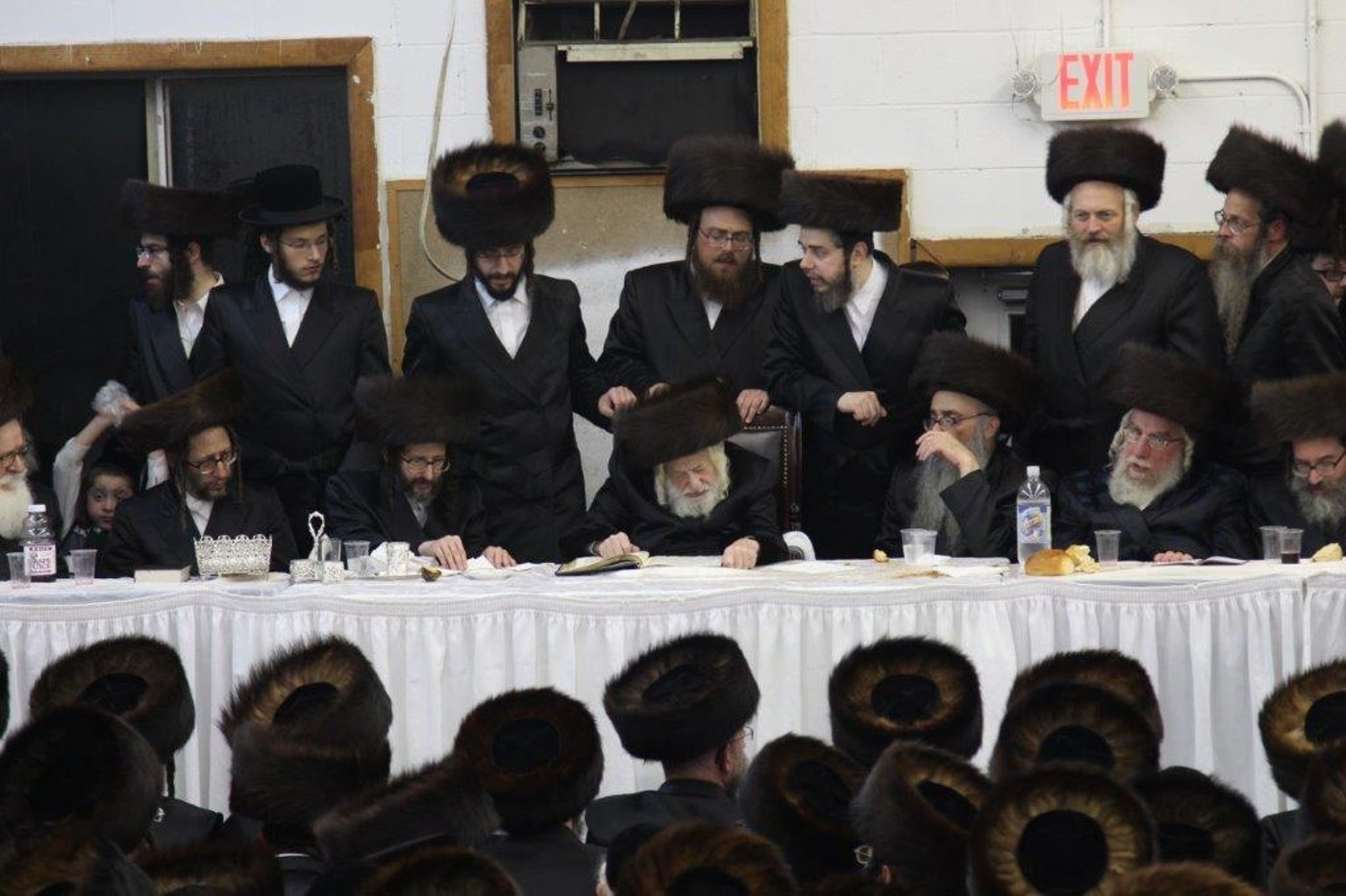 תיעוד ענק: טיש "יום ההצלה" בחסידות סקולען