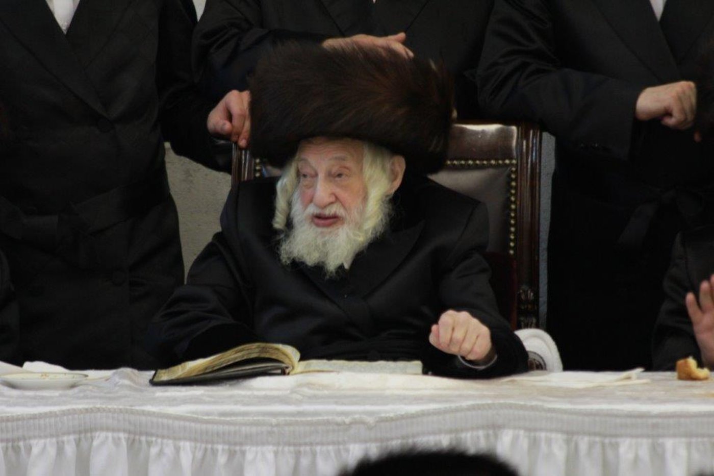 תיעוד ענק: טיש "יום ההצלה" בחסידות סקולען