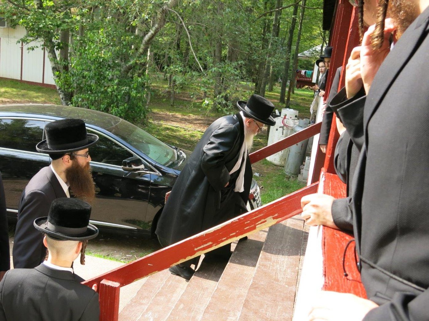 הרבי מסקווירא ביקר את ילדי החיידר באמצע החופש • גלריה